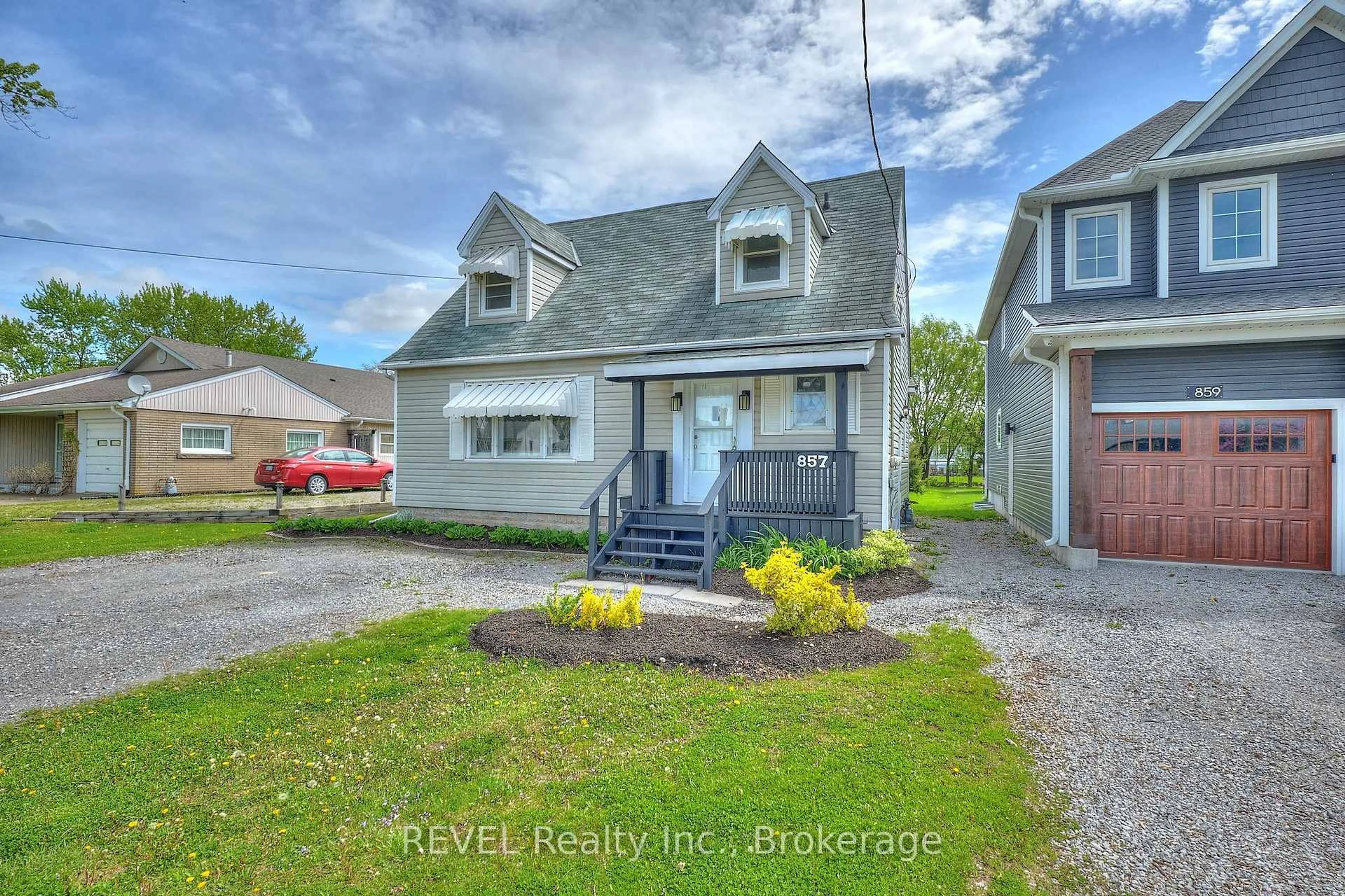 A pic from outside/outdoor area/front of a property/back of a property/a pic from drone, street for 857 Southworth St, Welland Ontario L3B 2A2