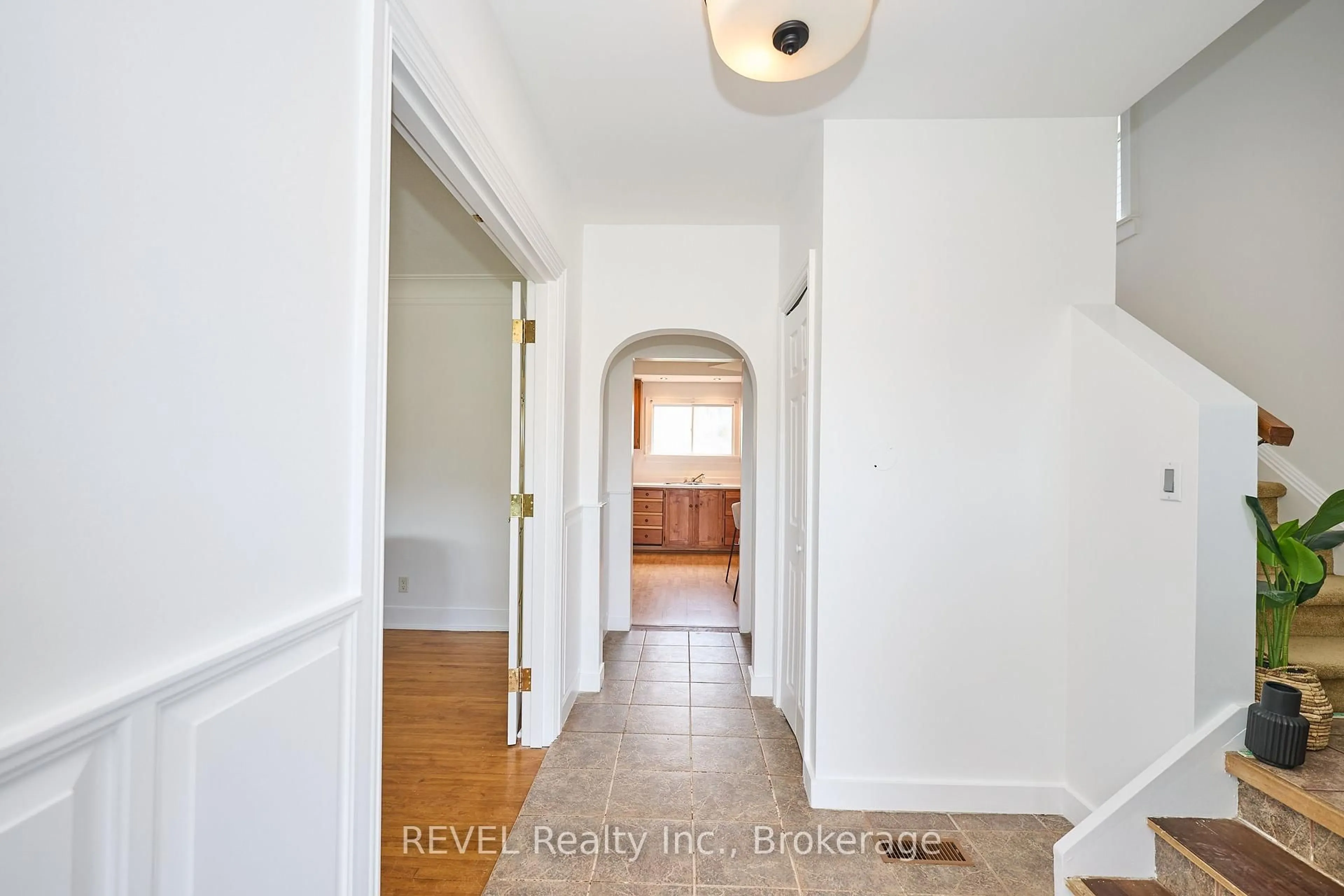 Indoor entryway for 857 Southworth St, Welland Ontario L3B 2A2