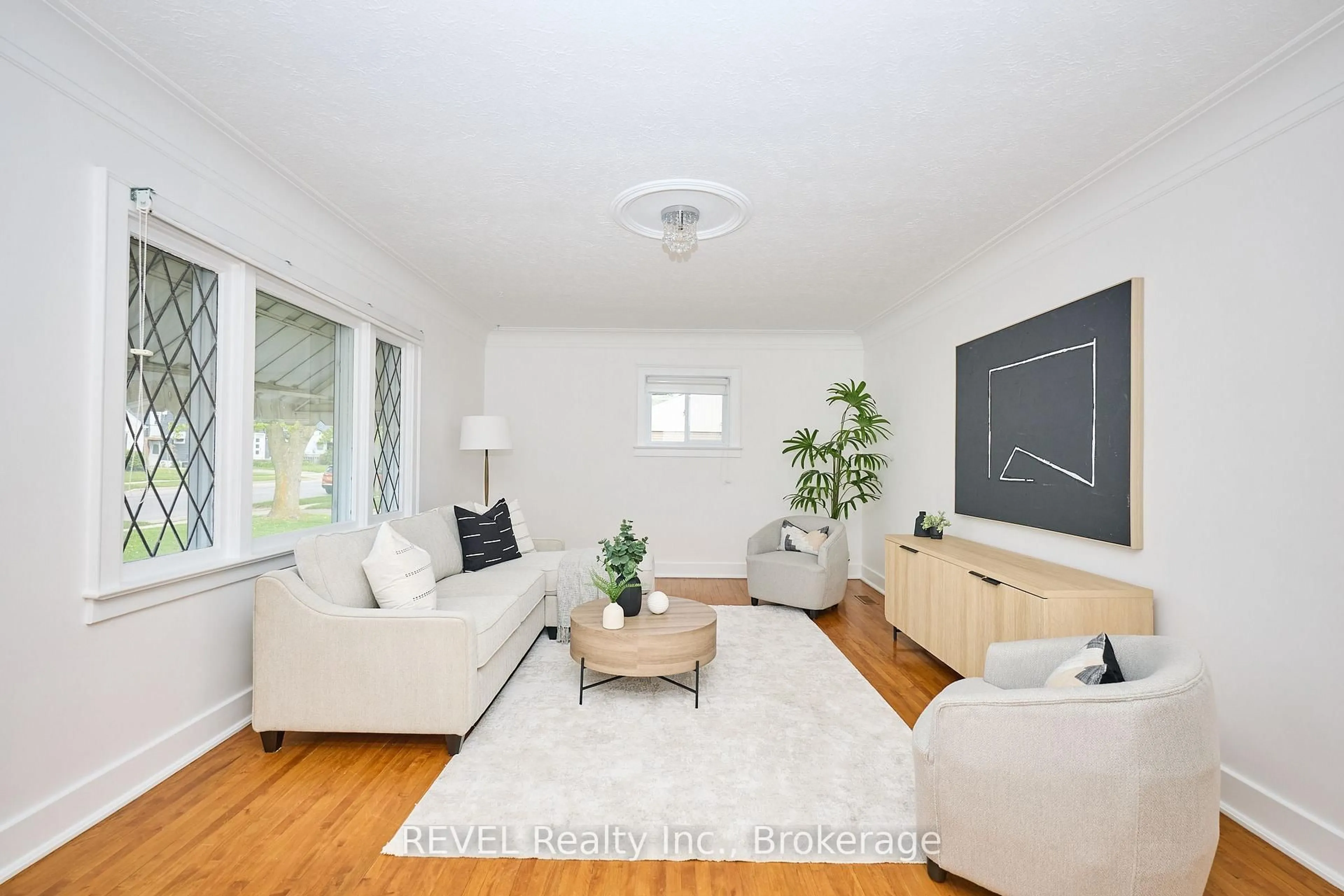 Living room with furniture, unknown for 857 Southworth St, Welland Ontario L3B 2A2