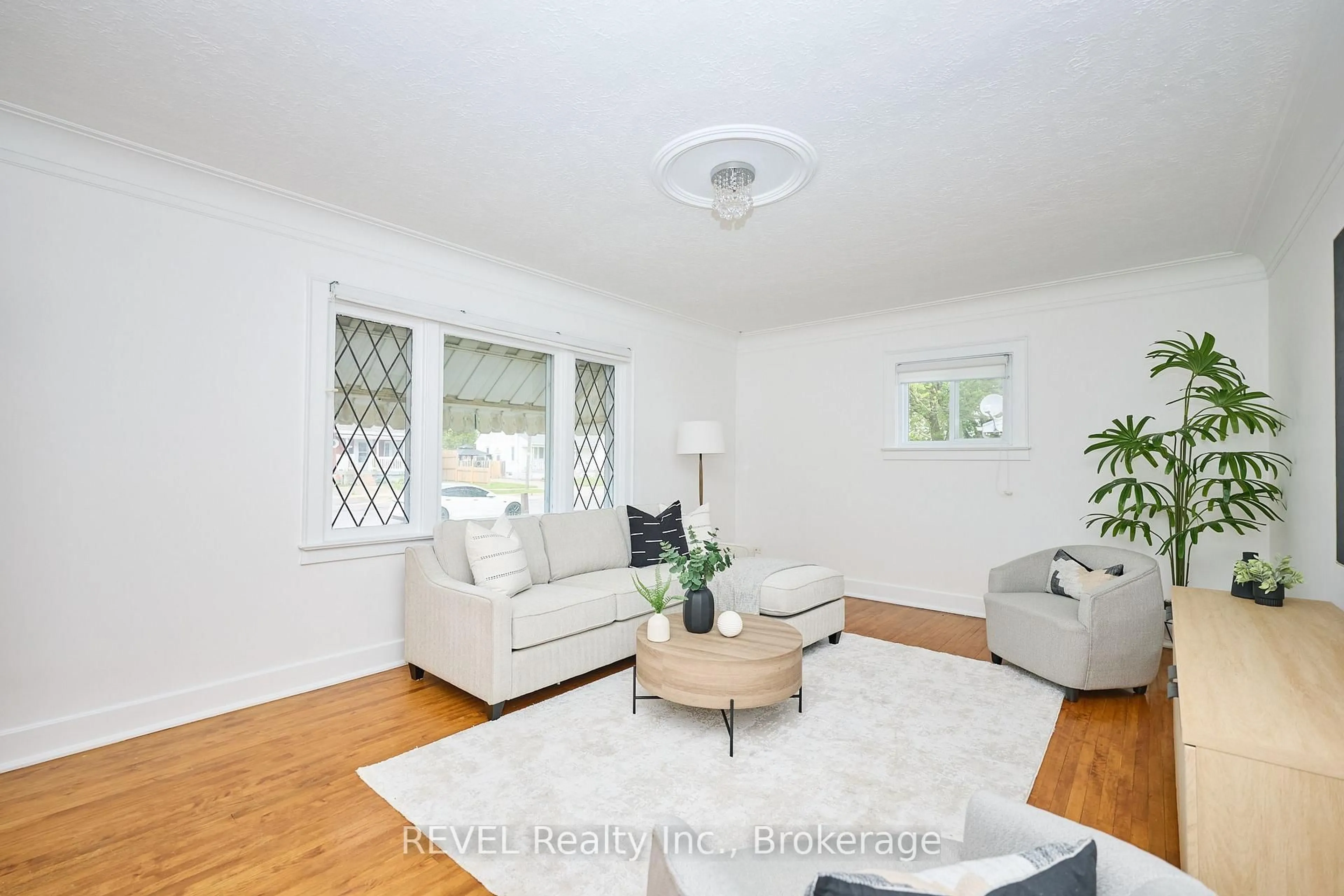 Living room with furniture, unknown for 857 Southworth St, Welland Ontario L3B 2A2