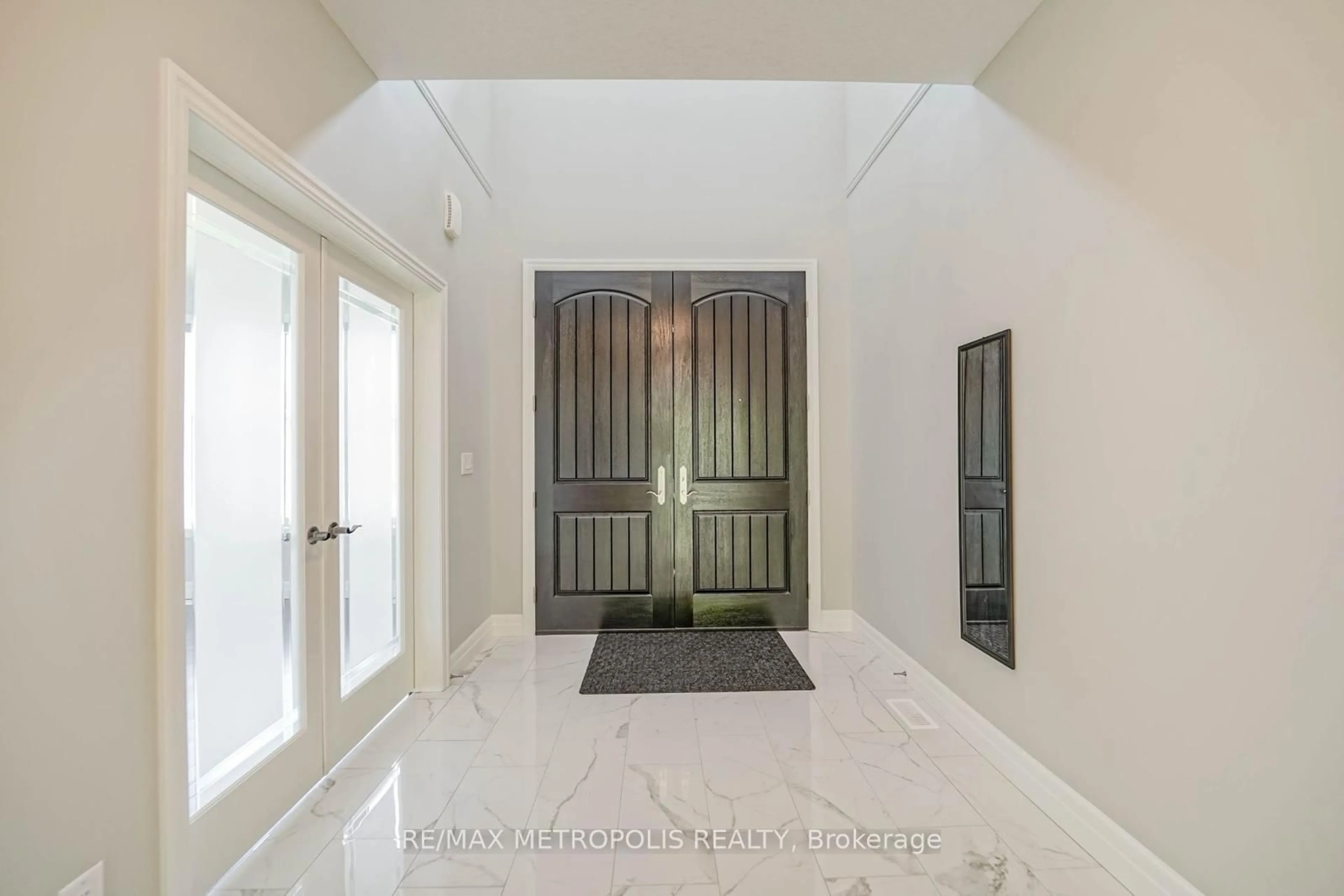Indoor foyer for 531 Masters Dr, Woodstock Ontario N4T 0L2
