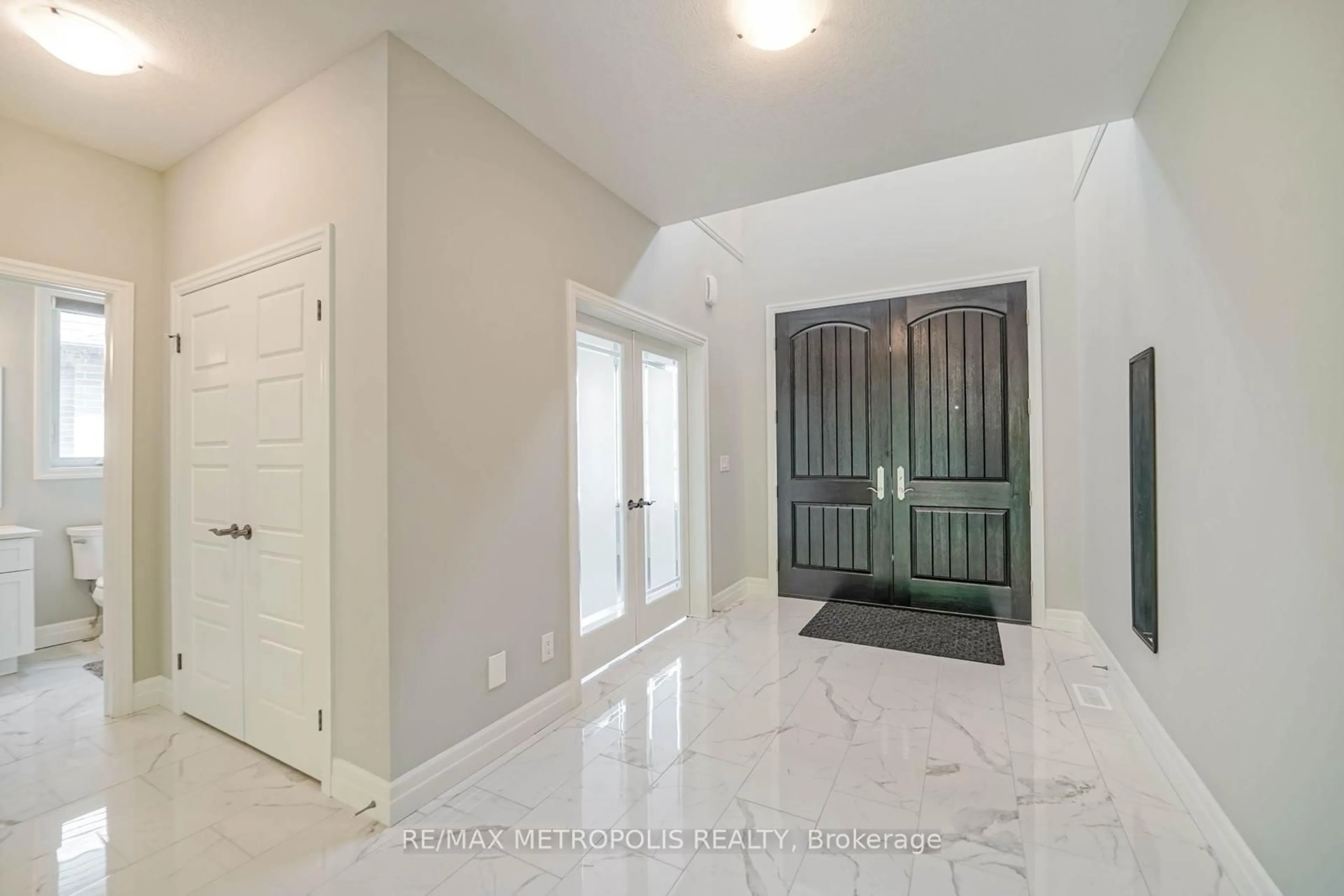 Indoor entryway for 531 Masters Dr, Woodstock Ontario N4T 0L2
