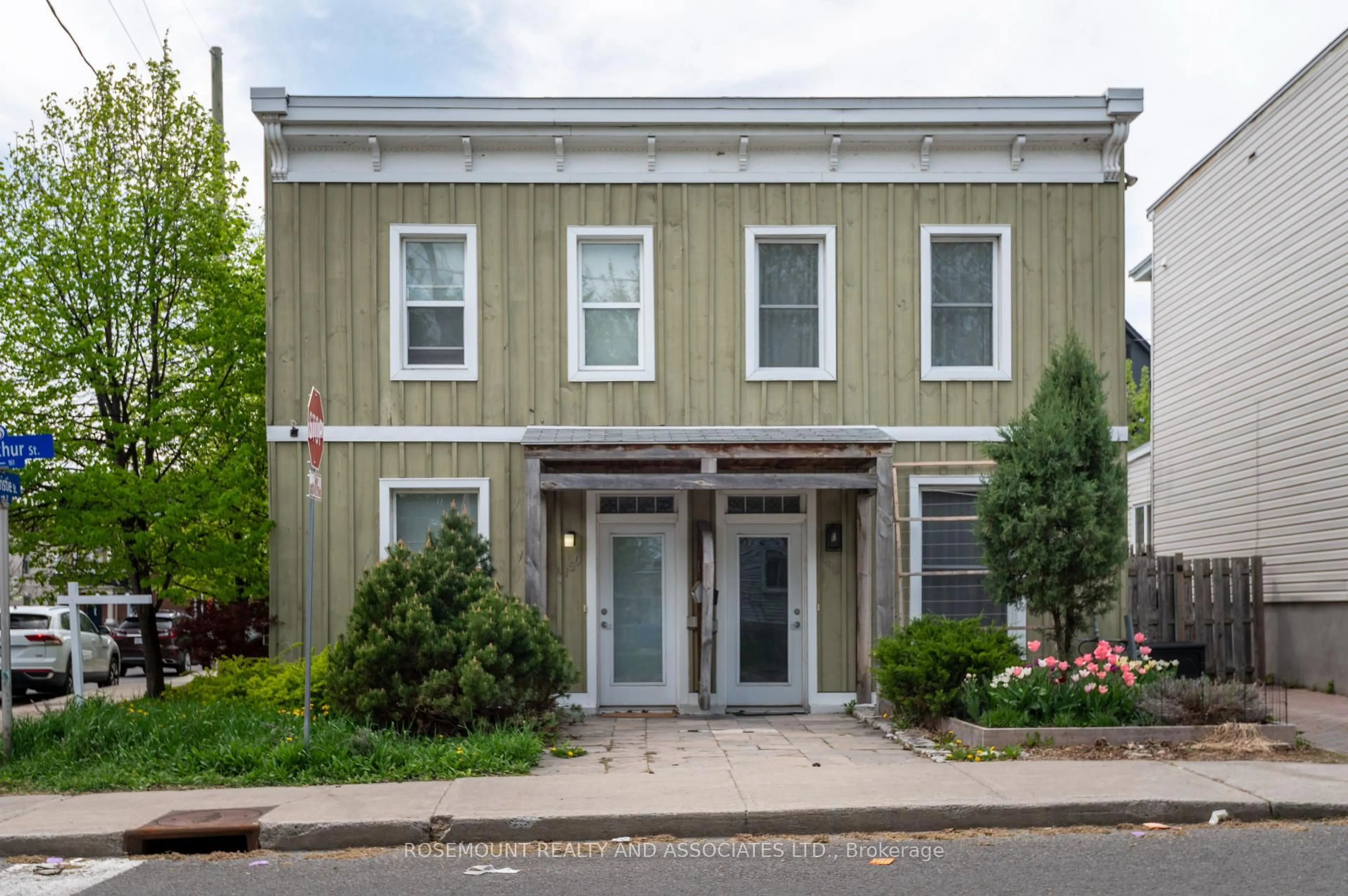 Home with vinyl exterior material, street for 150 Arthur St, Ottawa Ontario K1R 7C2