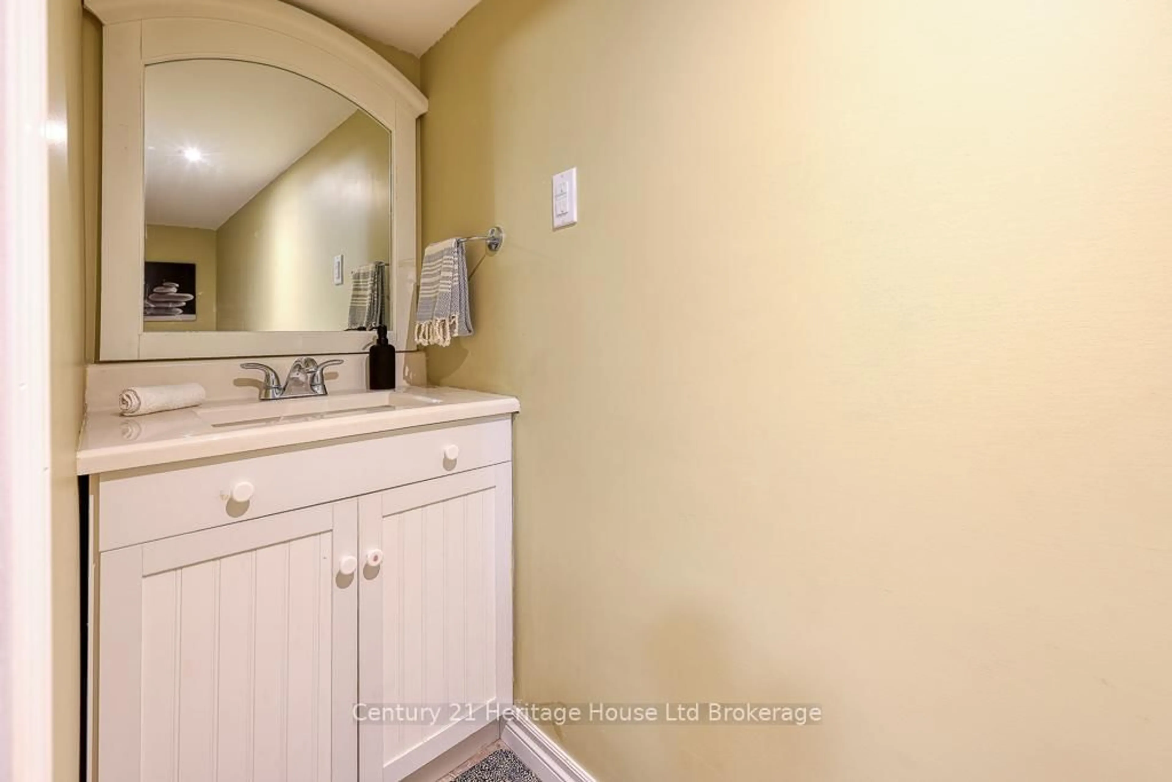 Standard bathroom, ceramic/tile floor for 57 Fuller Dr, Ingersoll Ontario N5C 4H4