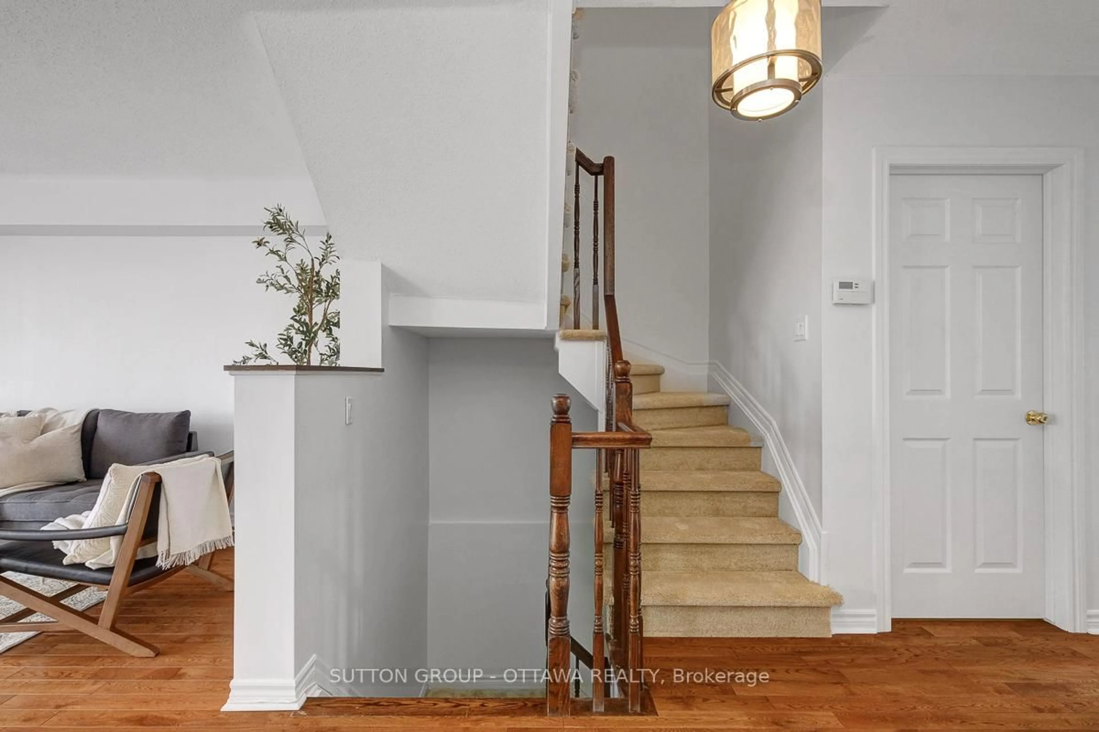 Indoor entryway for 5533 Doctor Leach Dr, Ottawa Ontario K4M 1L6