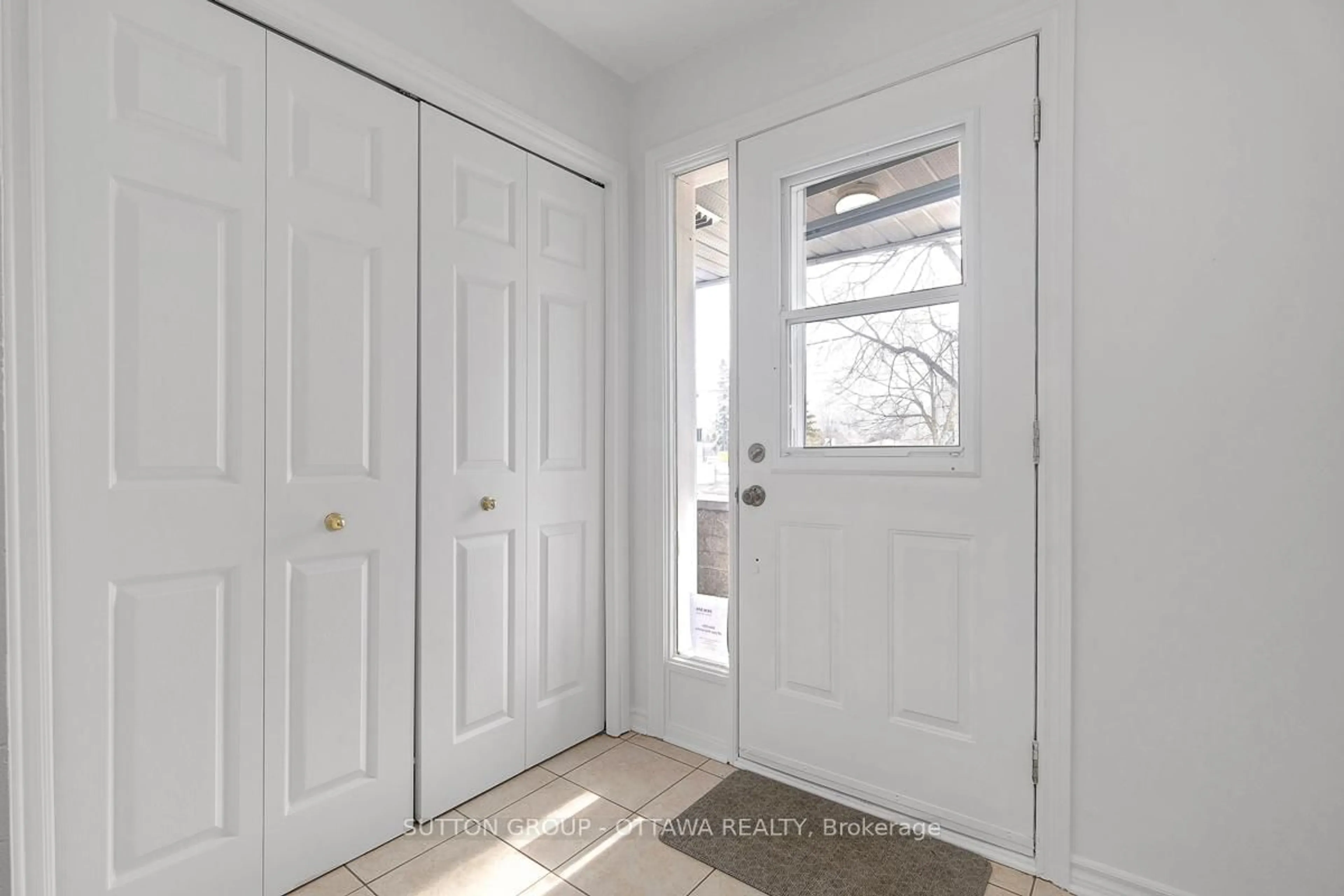 Indoor entryway for 5533 Doctor Leach Dr, Ottawa Ontario K4M 1L6
