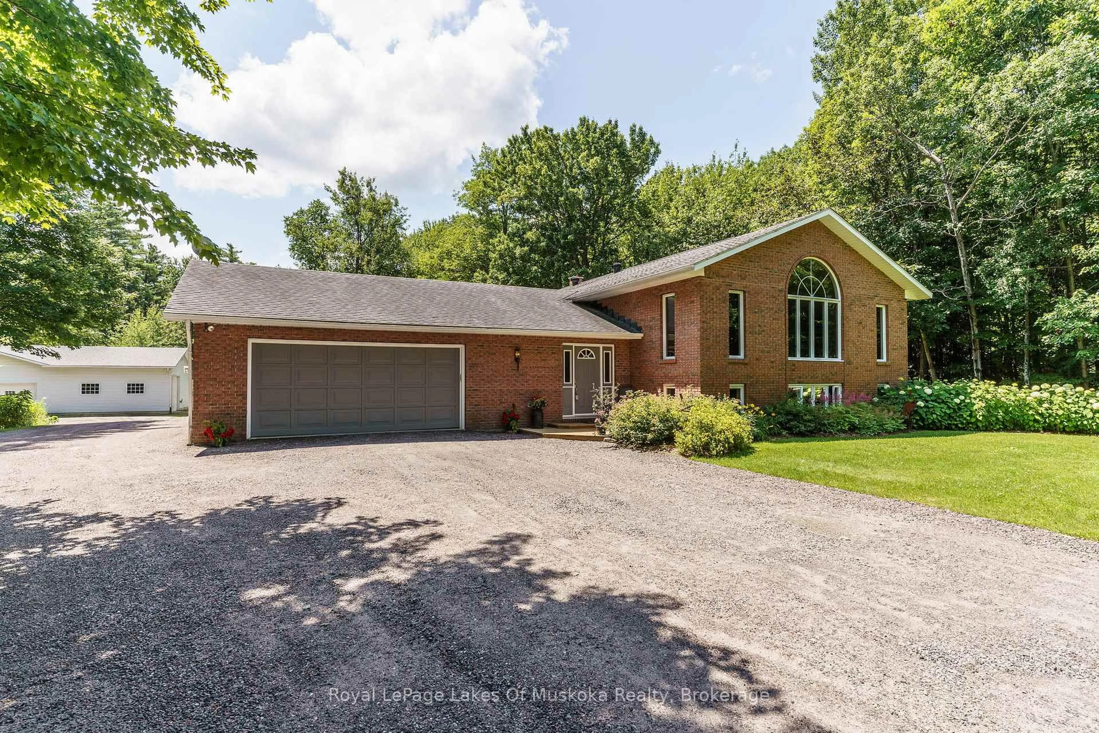 Home with brick exterior material, street for 1020 AMELIA Cres, Gravenhurst Ontario P0E 1G0