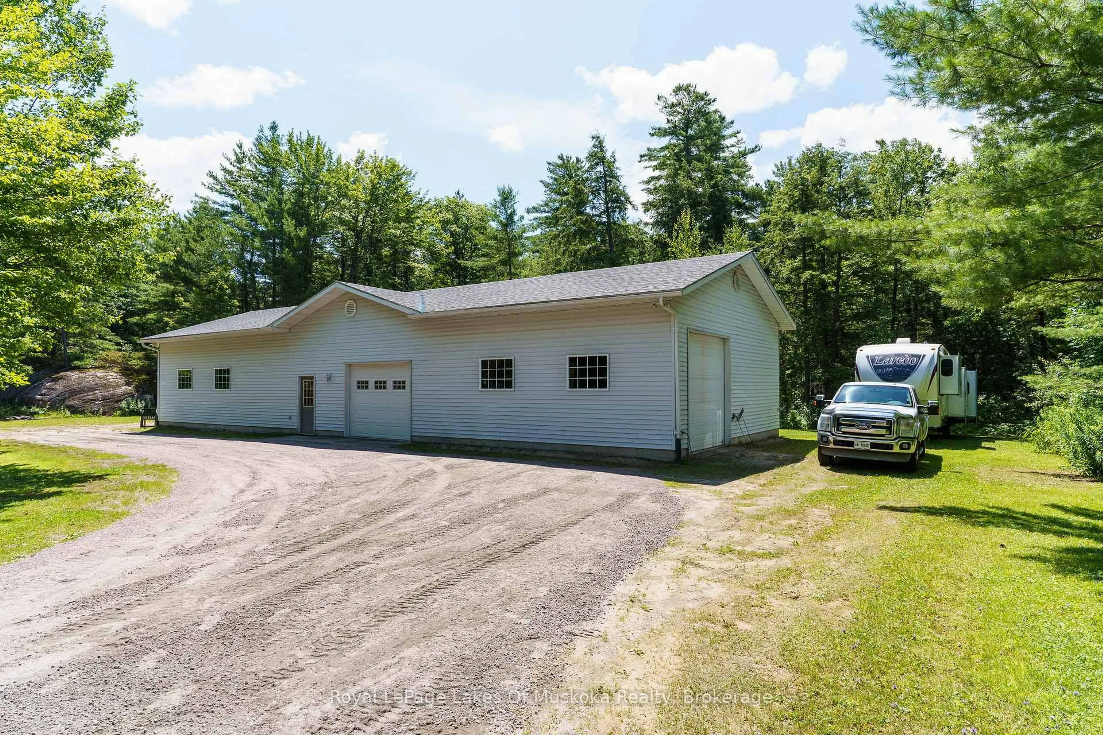Indoor garage for 1020 AMELIA Cres, Gravenhurst Ontario P0E 1G0