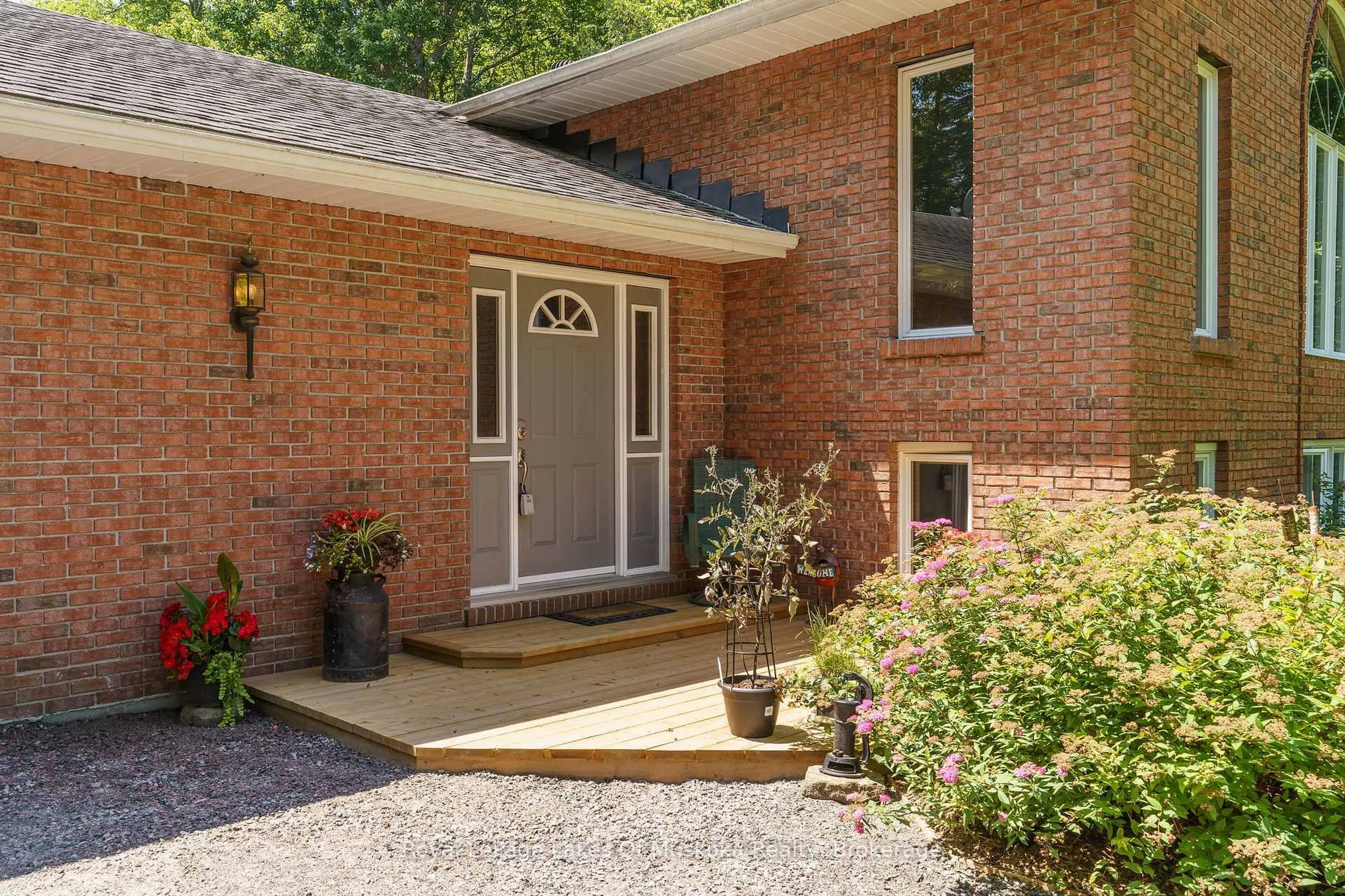 Home with brick exterior material, street for 1020 AMELIA Cres, Gravenhurst Ontario P0E 1G0
