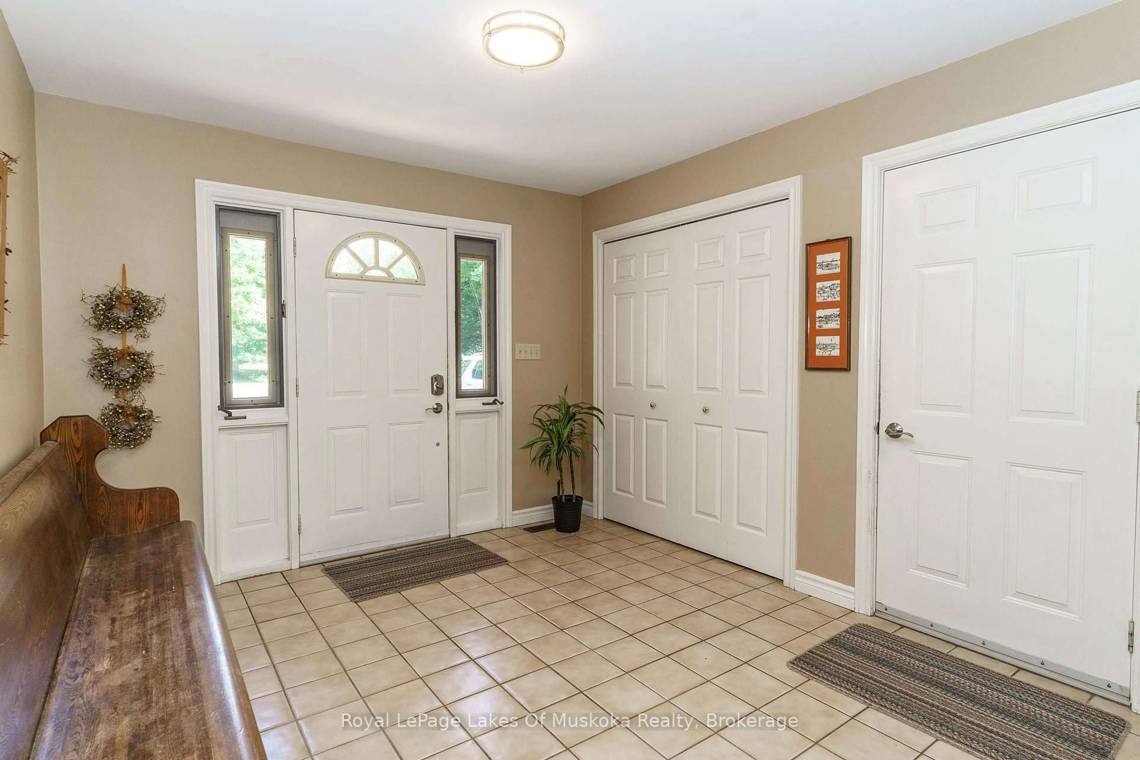 Indoor entryway for 1020 AMELIA Cres, Gravenhurst Ontario P0E 1G0