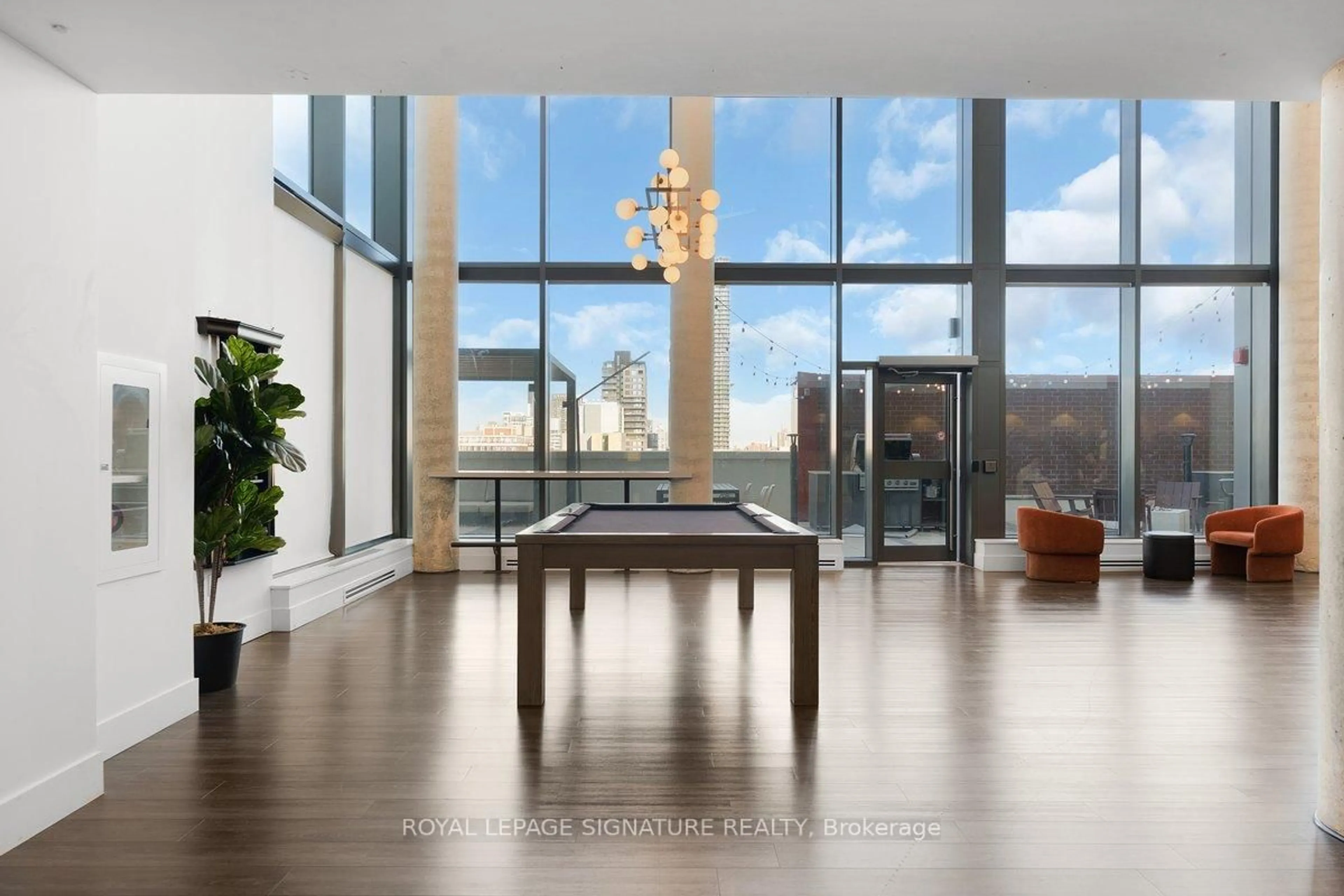 Indoor foyer for 5 Wellington St #814, Kitchener Ontario N2G 0E3