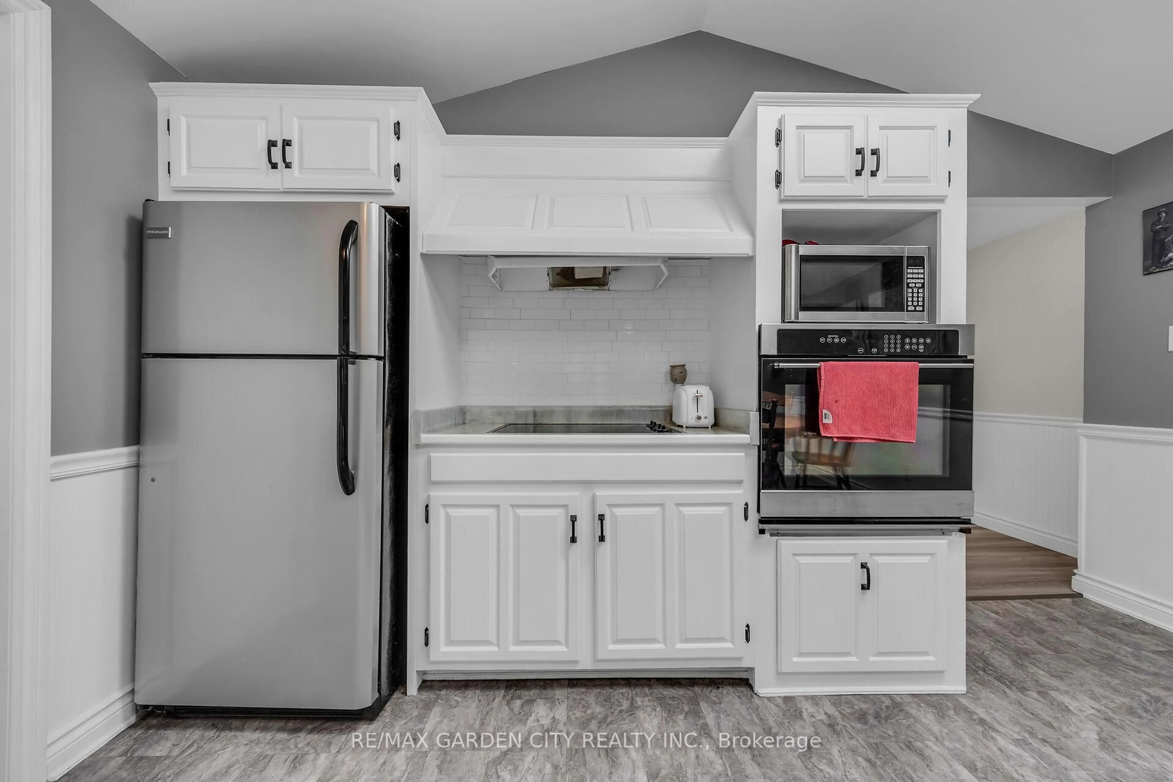 Standard kitchen, unknown for 270 Erie Blvd, Norfolk Ontario N0E 1M0