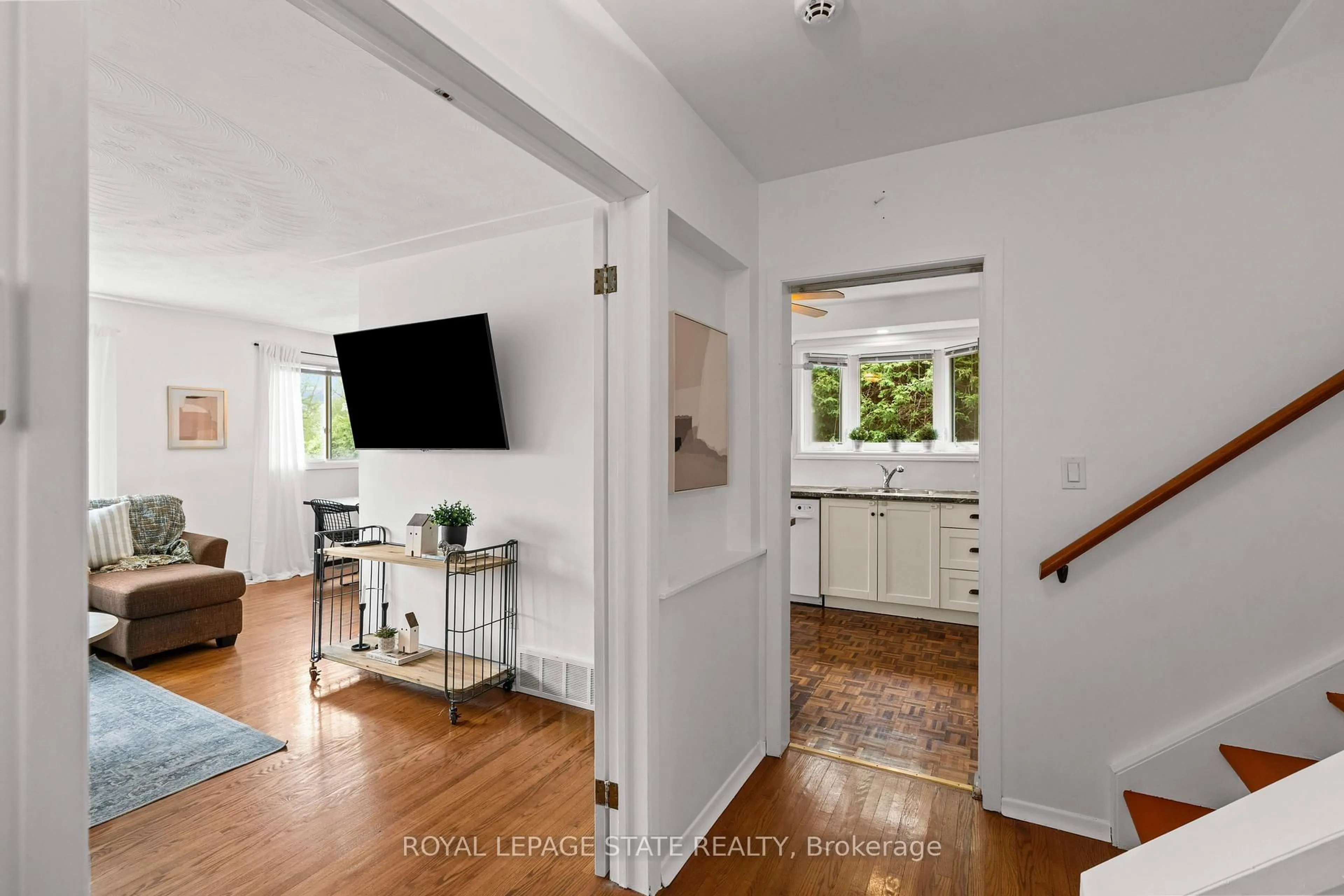 Indoor entryway for 14 Turnbull Rd, Hamilton Ontario L9H 3W3