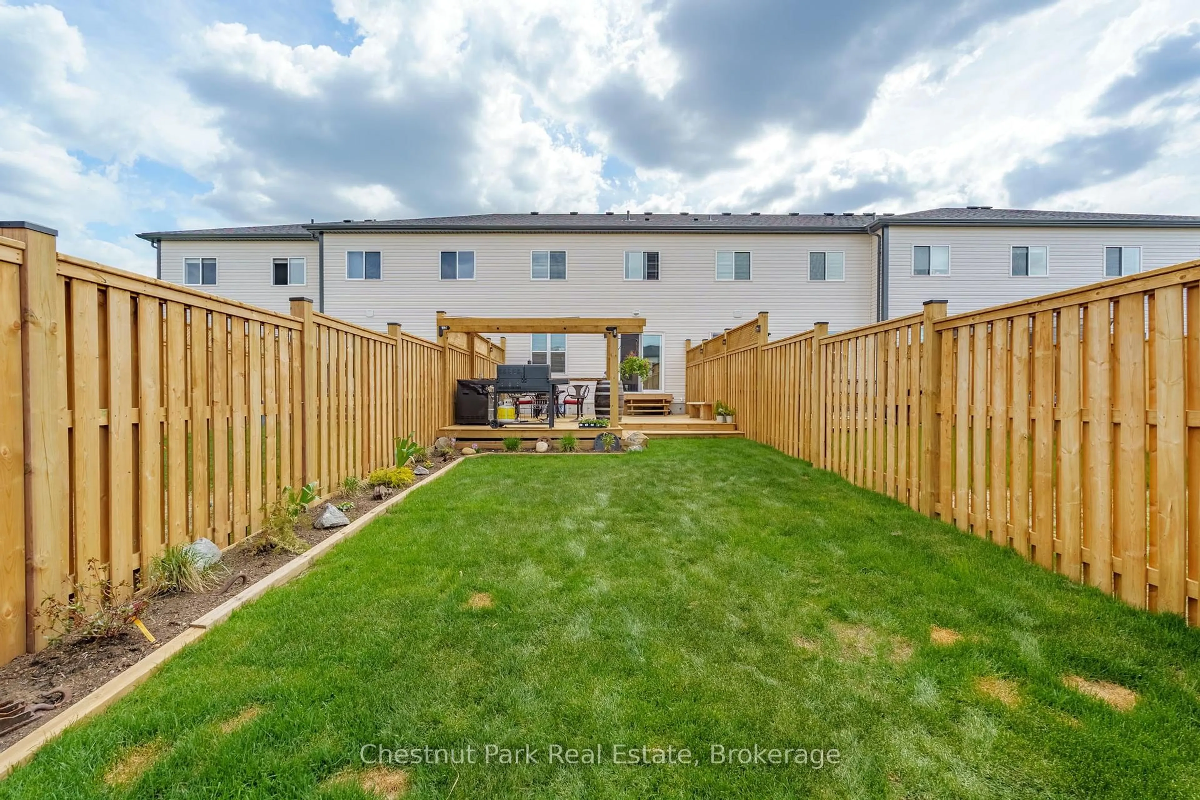 Patio, street for 190 Daffodil Crt, Gravenhurst Ontario P1P 0A1