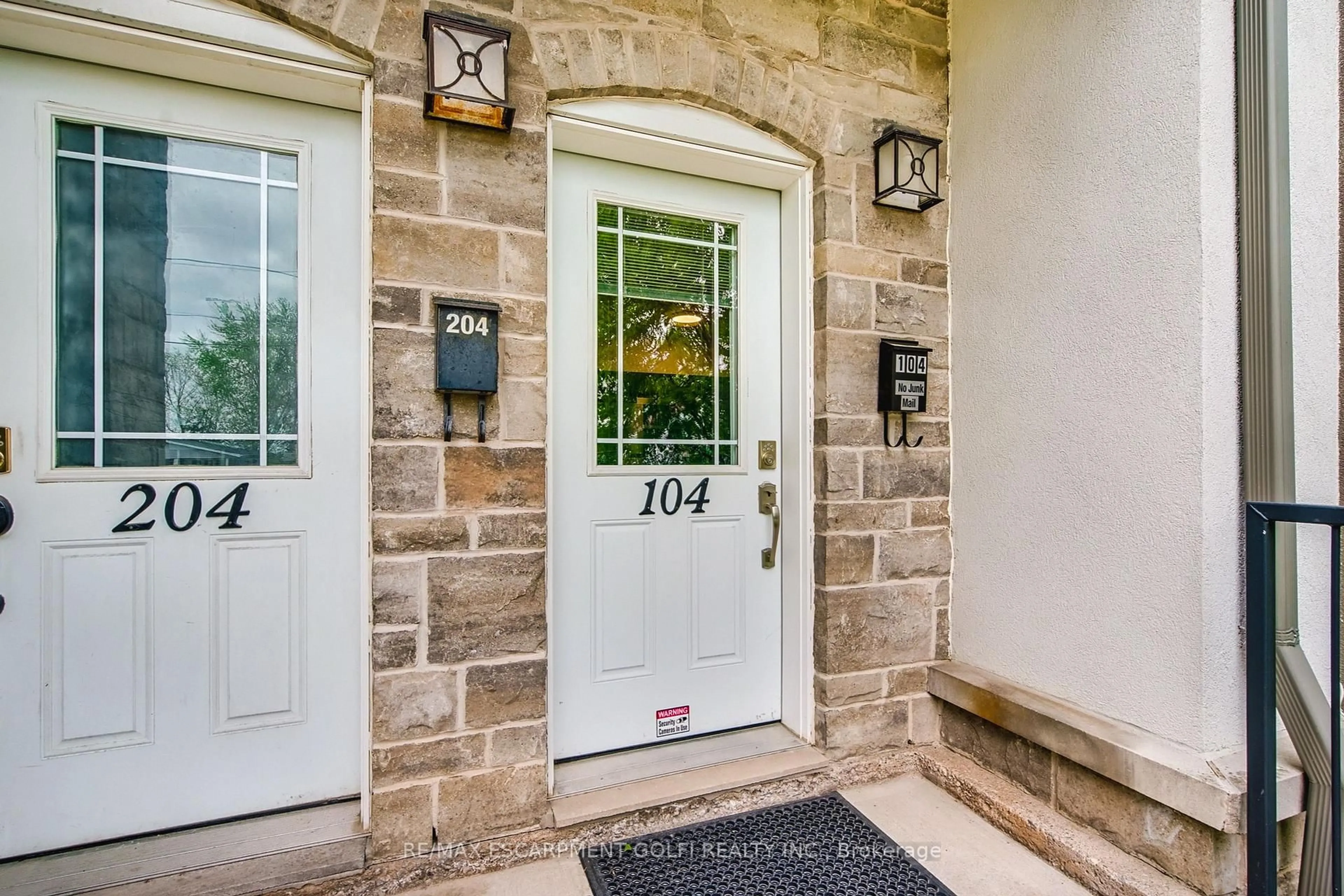 Indoor entryway for 6045 Dunn St #104, Niagara Falls Ontario L2G 2P2