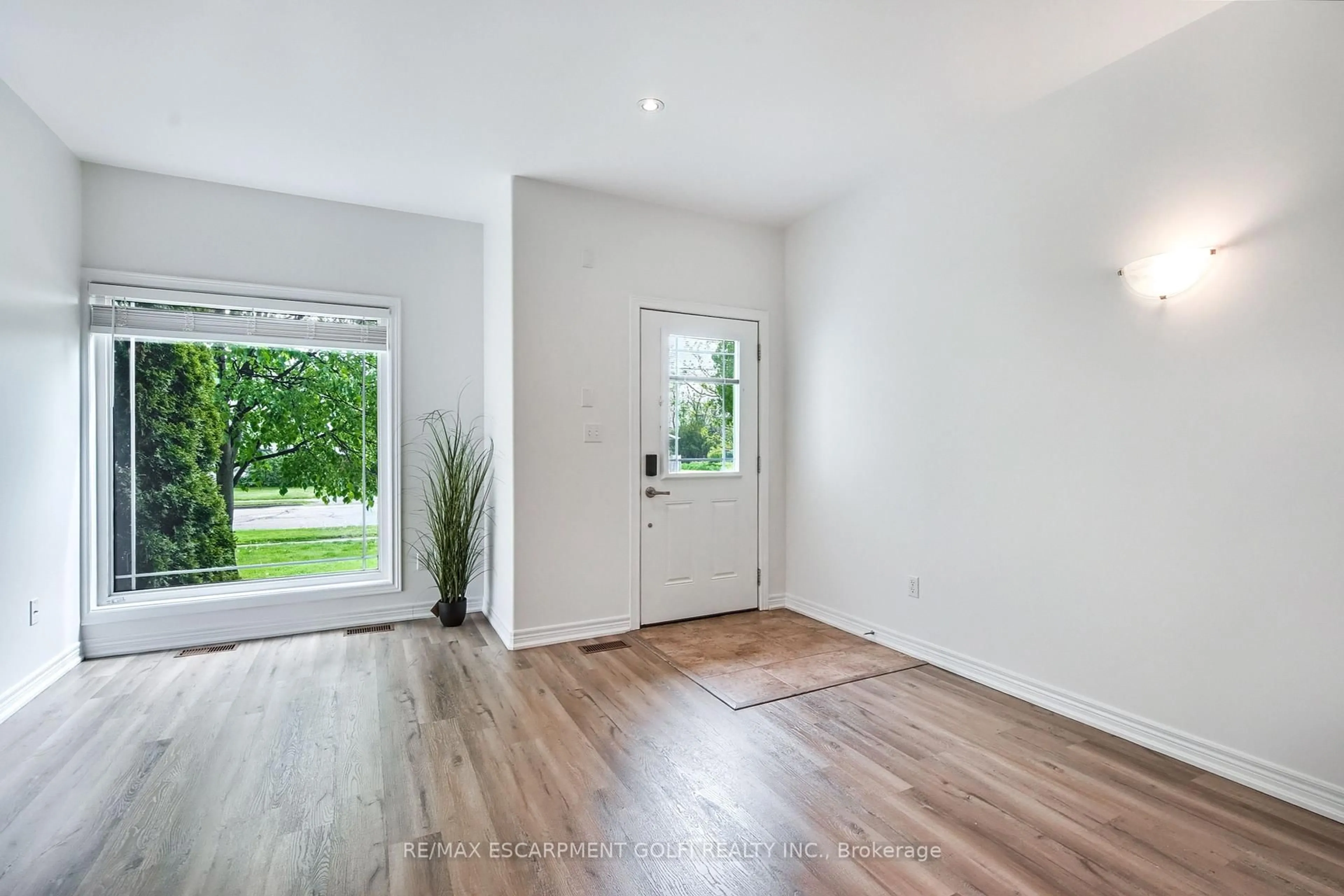Indoor entryway for 6045 Dunn St #104, Niagara Falls Ontario L2G 2P2