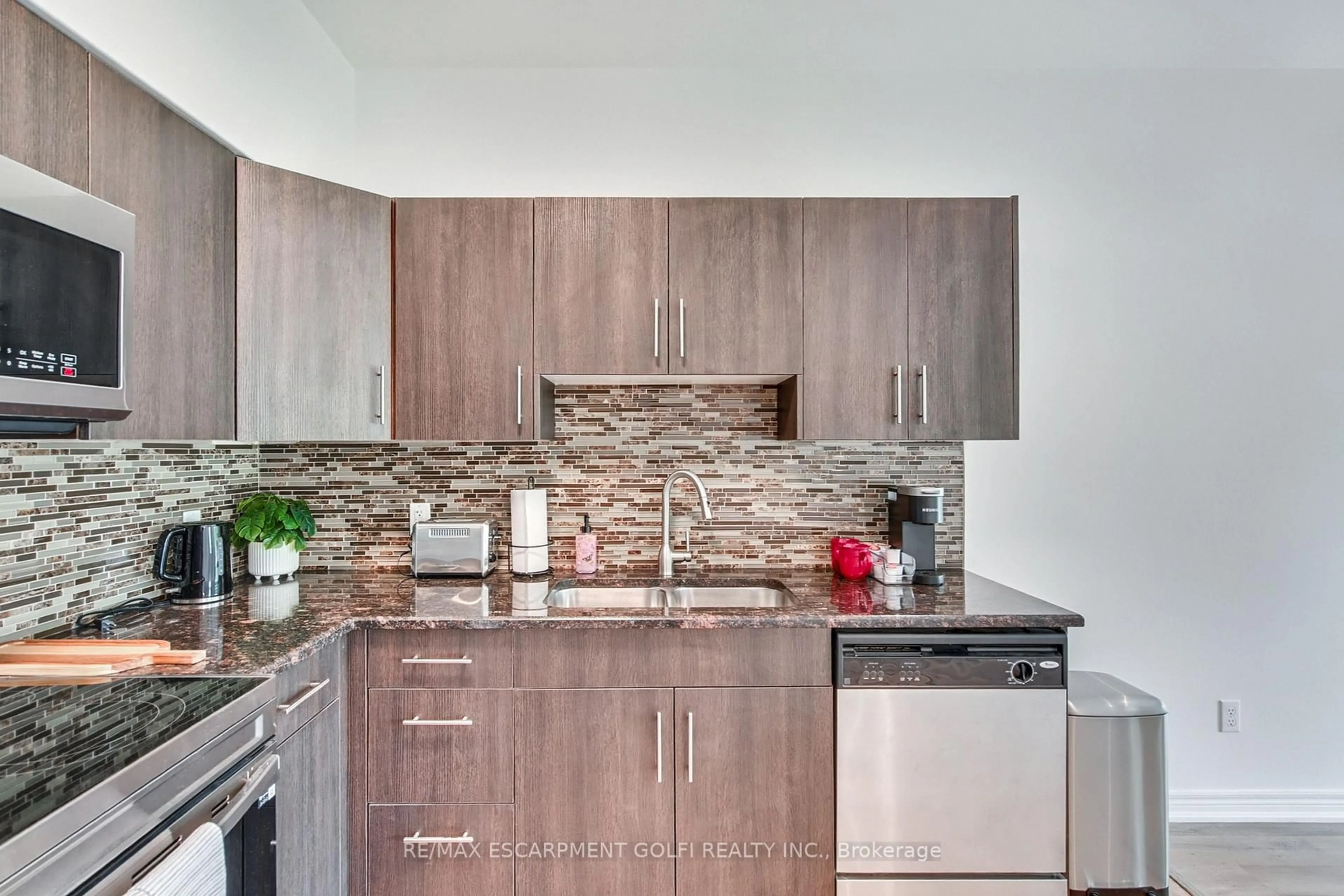 Contemporary kitchen, unknown for 6045 Dunn St #104, Niagara Falls Ontario L2G 2P2