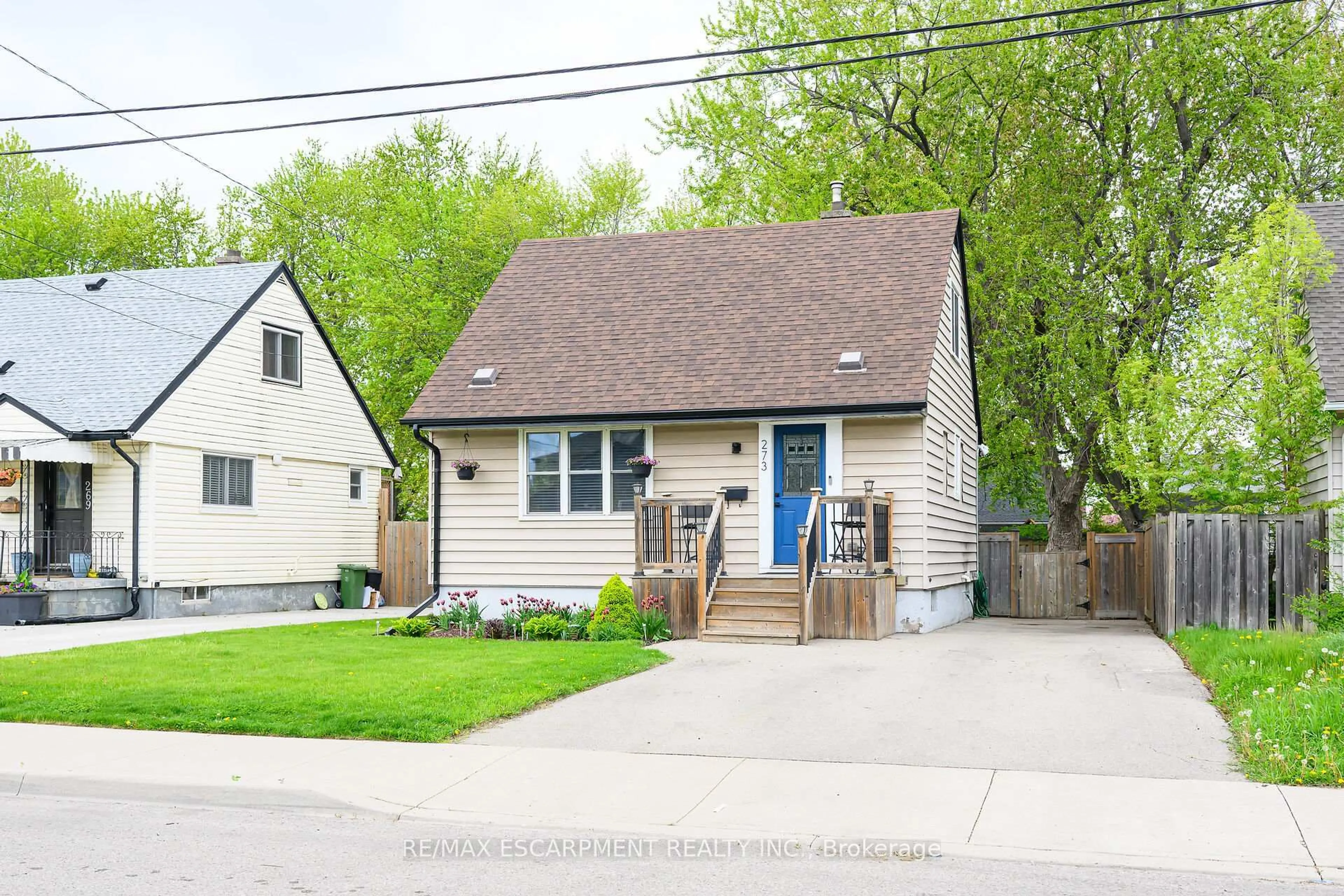 Home with vinyl exterior material, street for 273 Adair Ave, Hamilton Ontario L8H 6B3