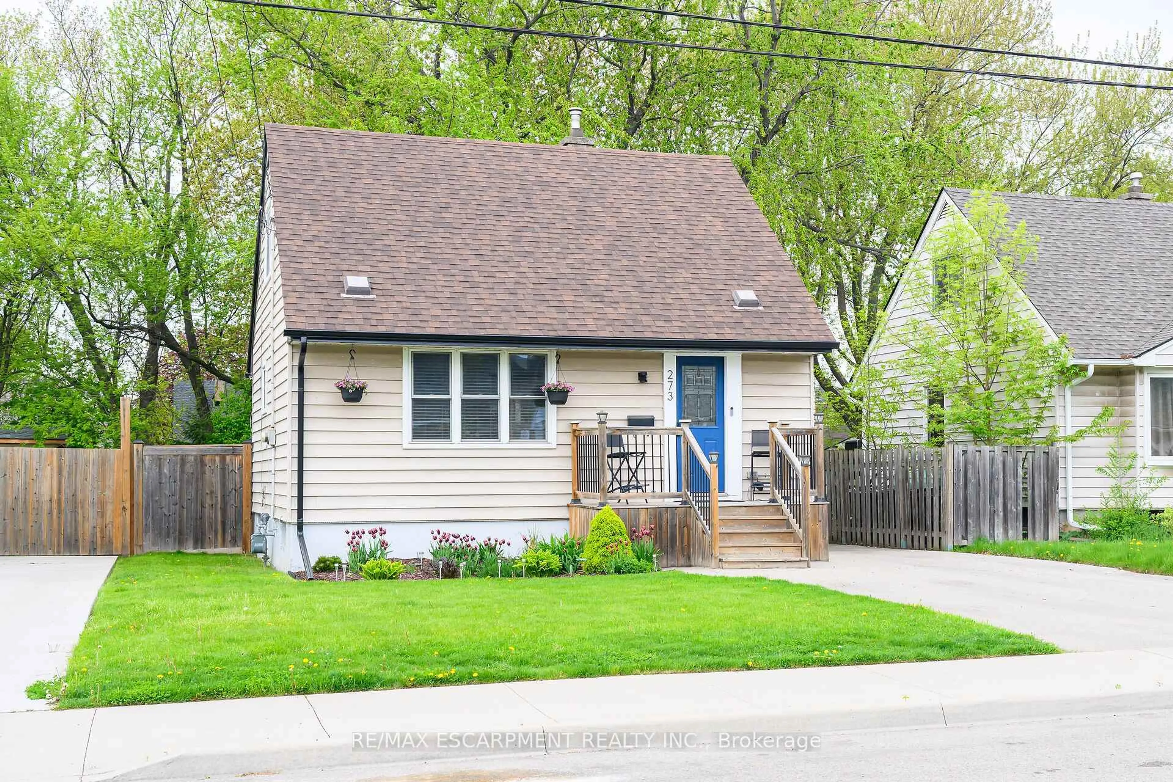 Home with vinyl exterior material, street for 273 Adair Ave, Hamilton Ontario L8H 6B3