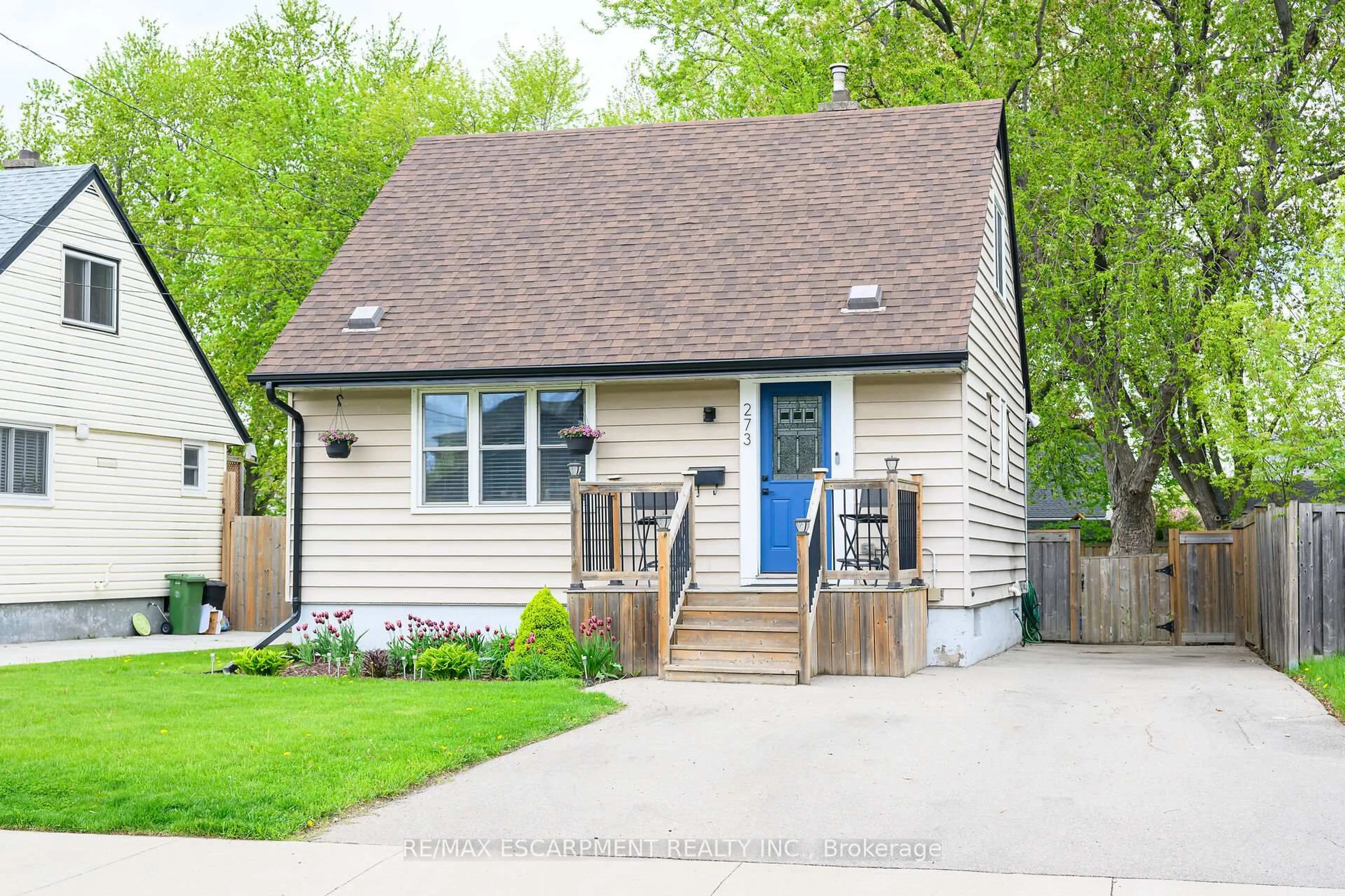 Home with vinyl exterior material, street for 273 Adair Ave, Hamilton Ontario L8H 6B3