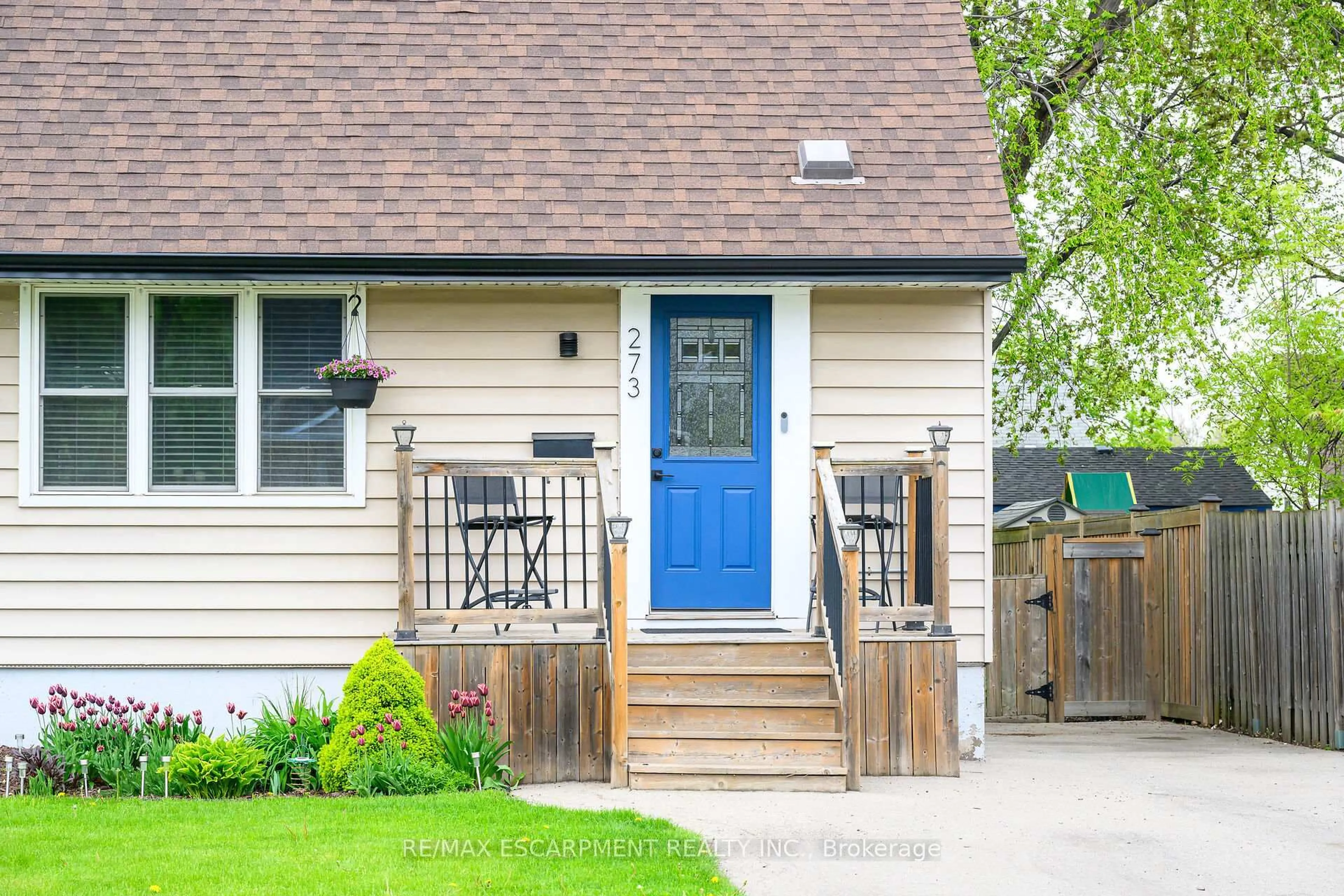 Home with vinyl exterior material, street for 273 Adair Ave, Hamilton Ontario L8H 6B3