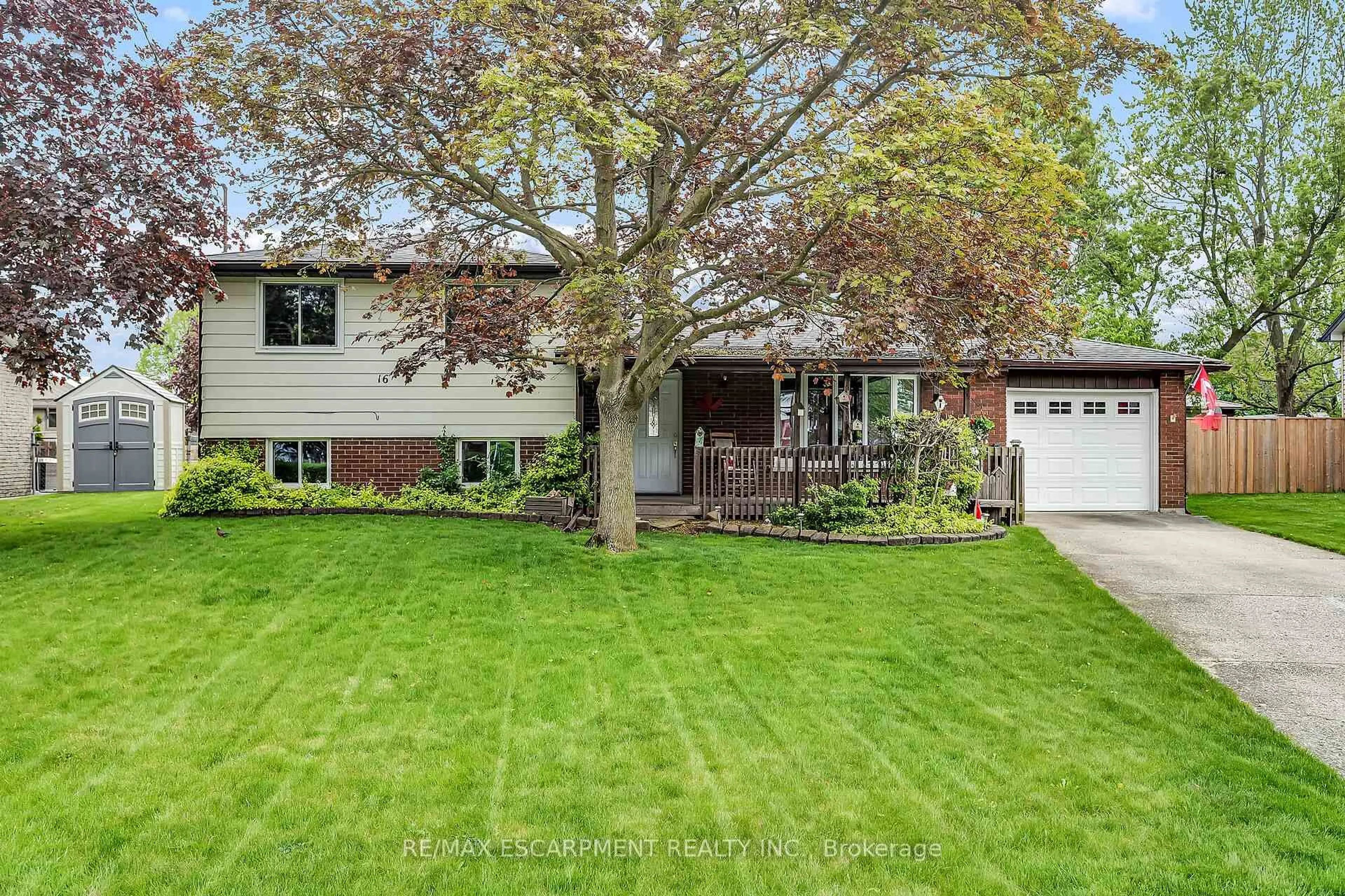 Home with vinyl exterior material, street for 16 Hewitt Dr, Haldimand Ontario N0A 1H0