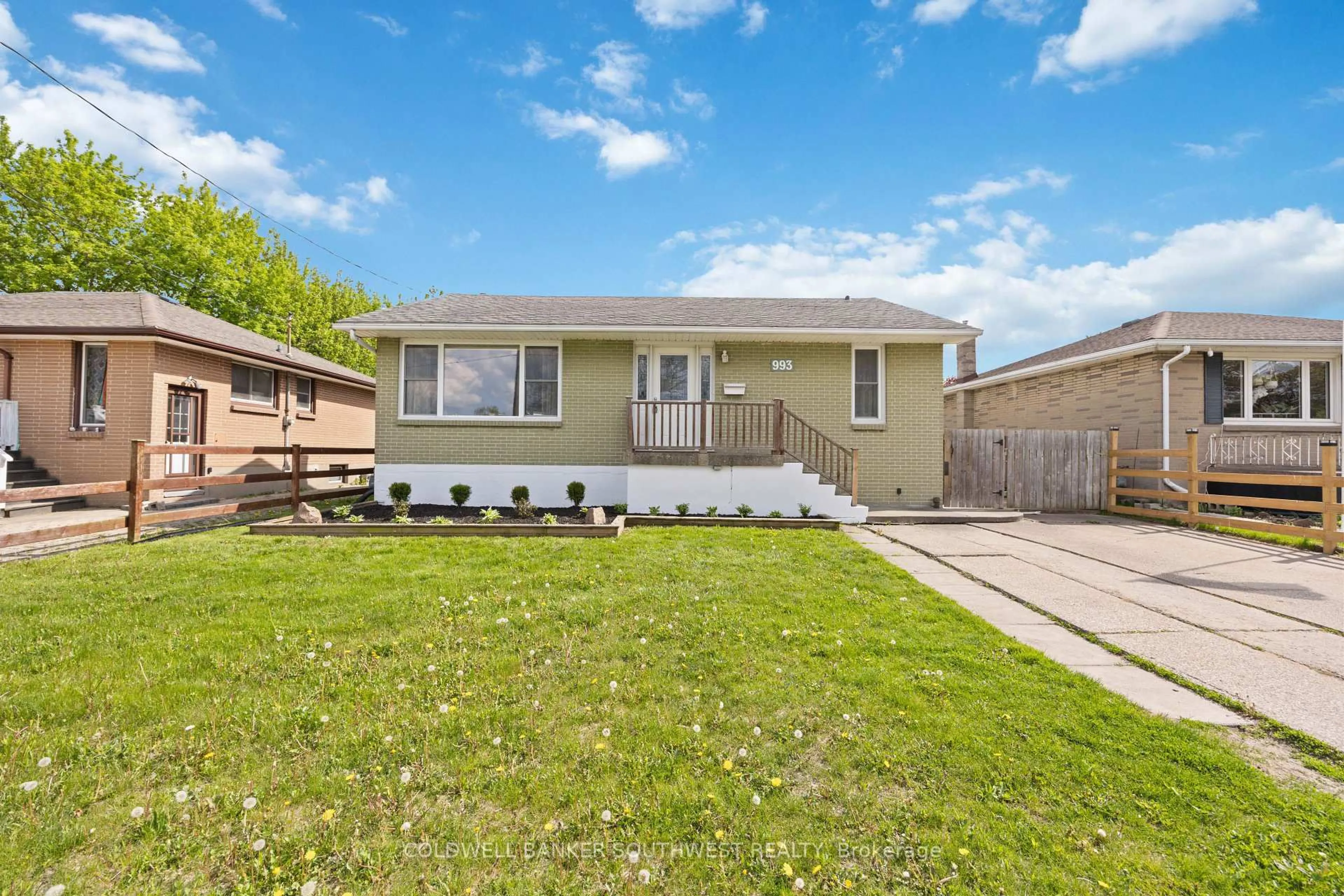 Home with vinyl exterior material, street for 993 Wellington St, Sarnia Ontario N7S 1E2