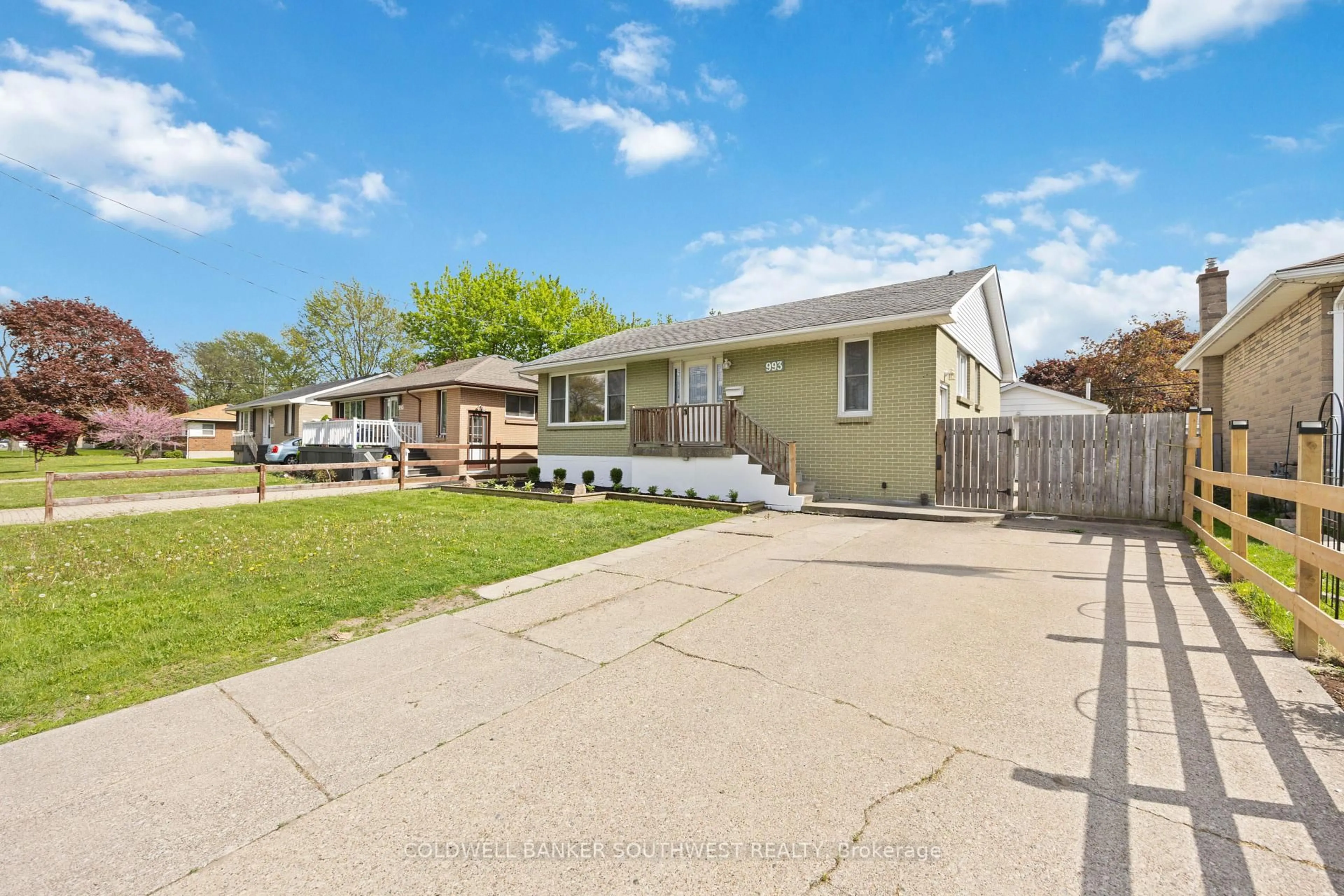 A pic from outside/outdoor area/front of a property/back of a property/a pic from drone, street for 993 Wellington St, Sarnia Ontario N7S 1E2