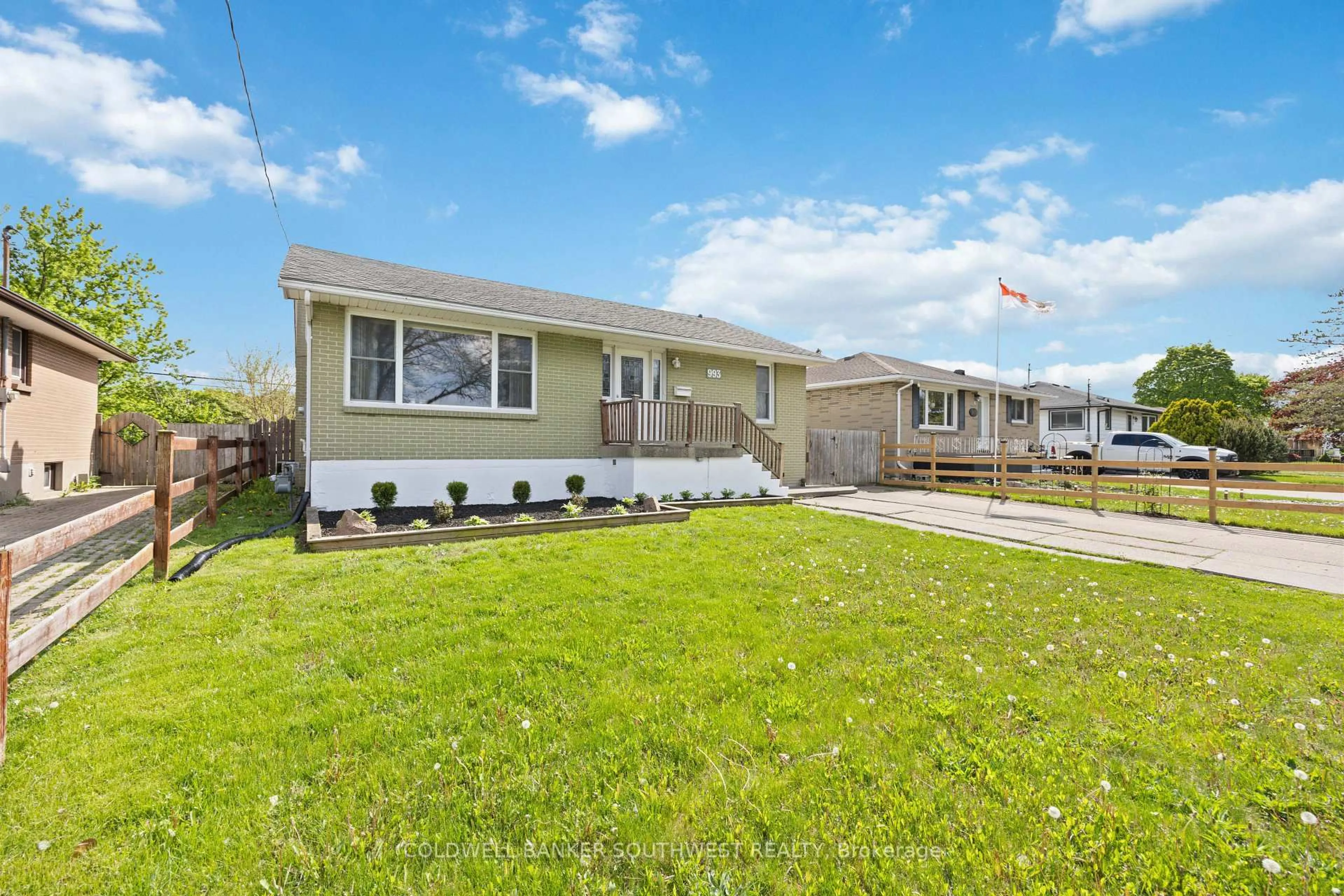 Home with vinyl exterior material, street for 993 Wellington St, Sarnia Ontario N7S 1E2