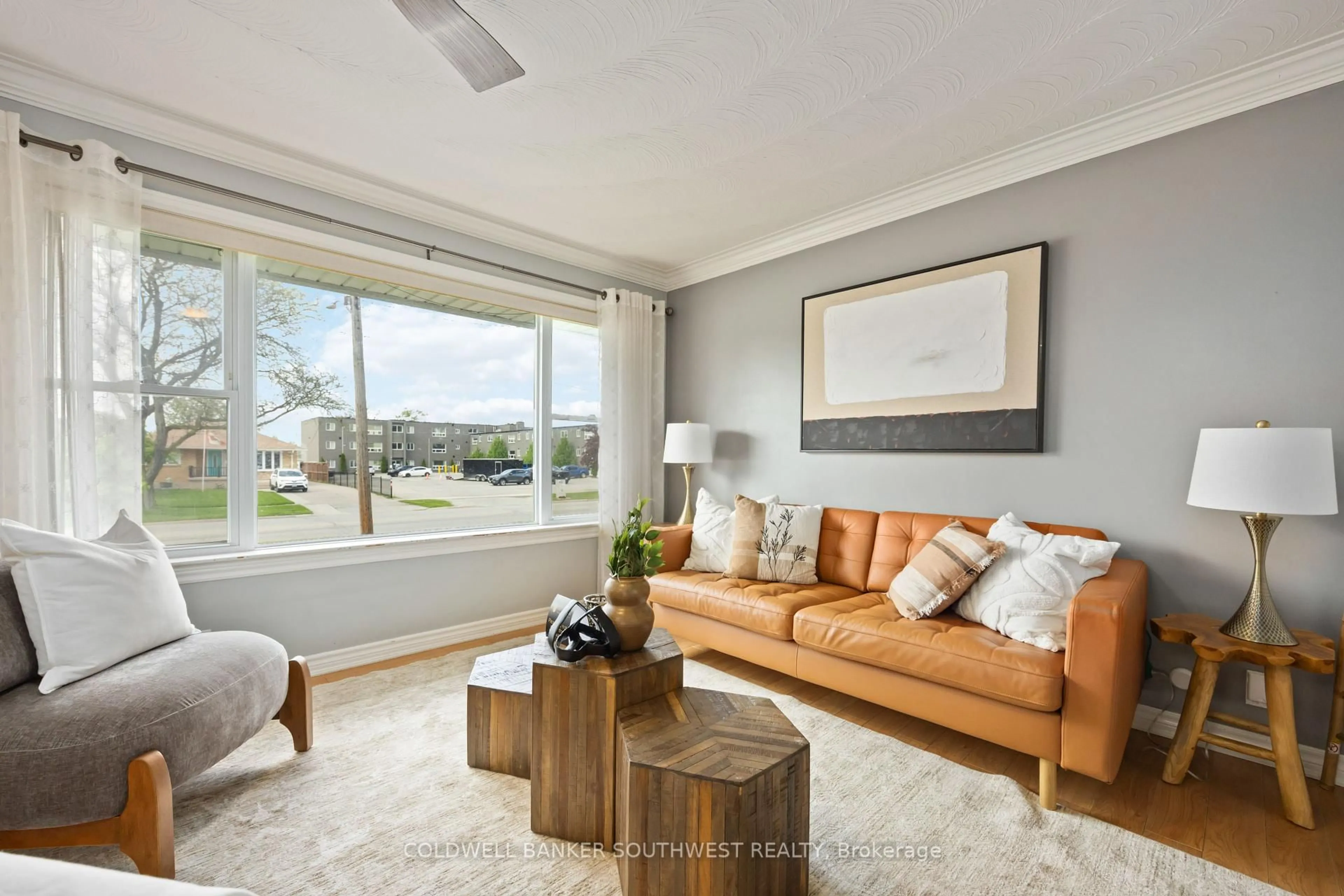 Living room with furniture, unknown for 993 Wellington St, Sarnia Ontario N7S 1E2