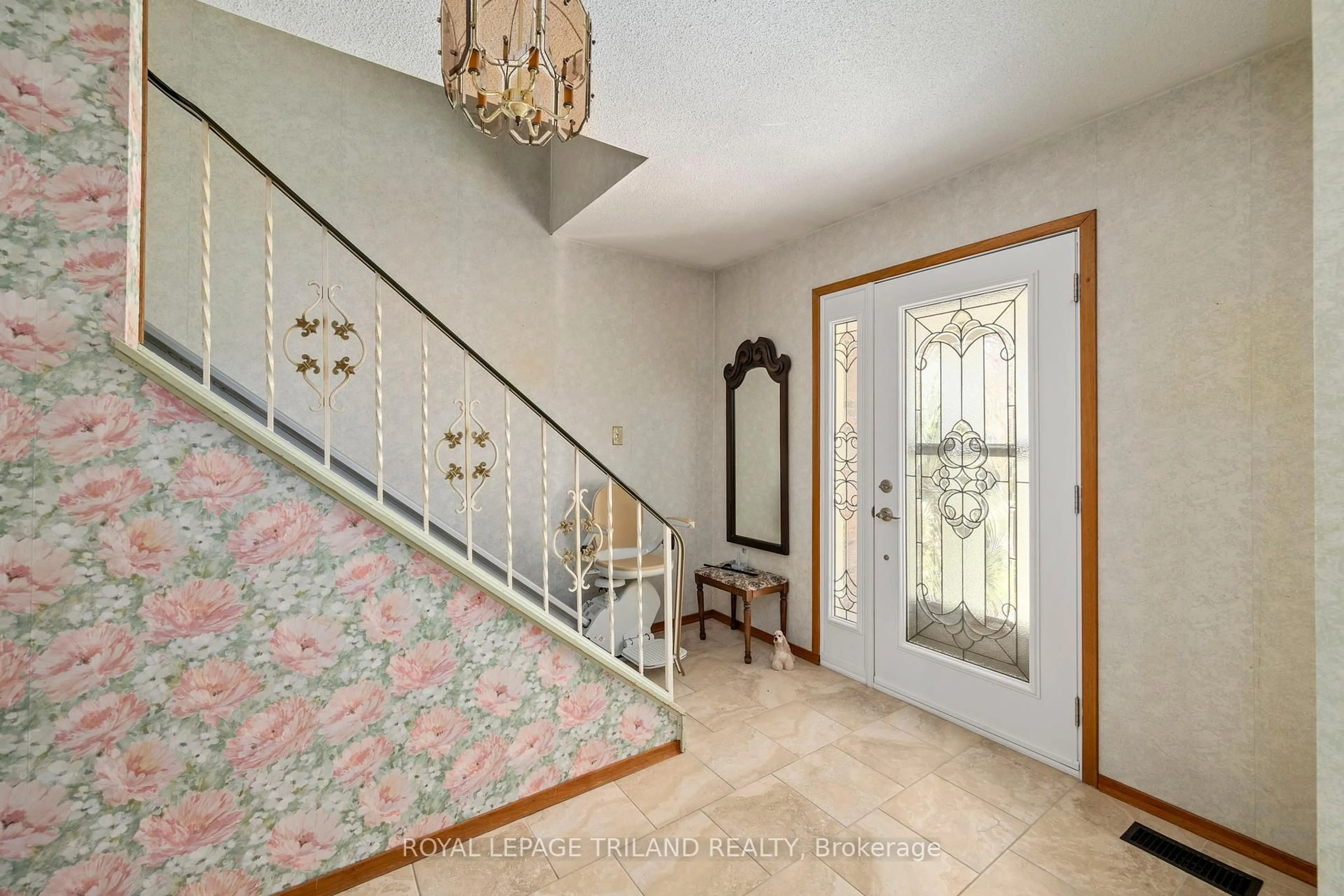 Indoor foyer for 10280 Talbotville Gore Rd, Southwold Ontario N5P 3T2