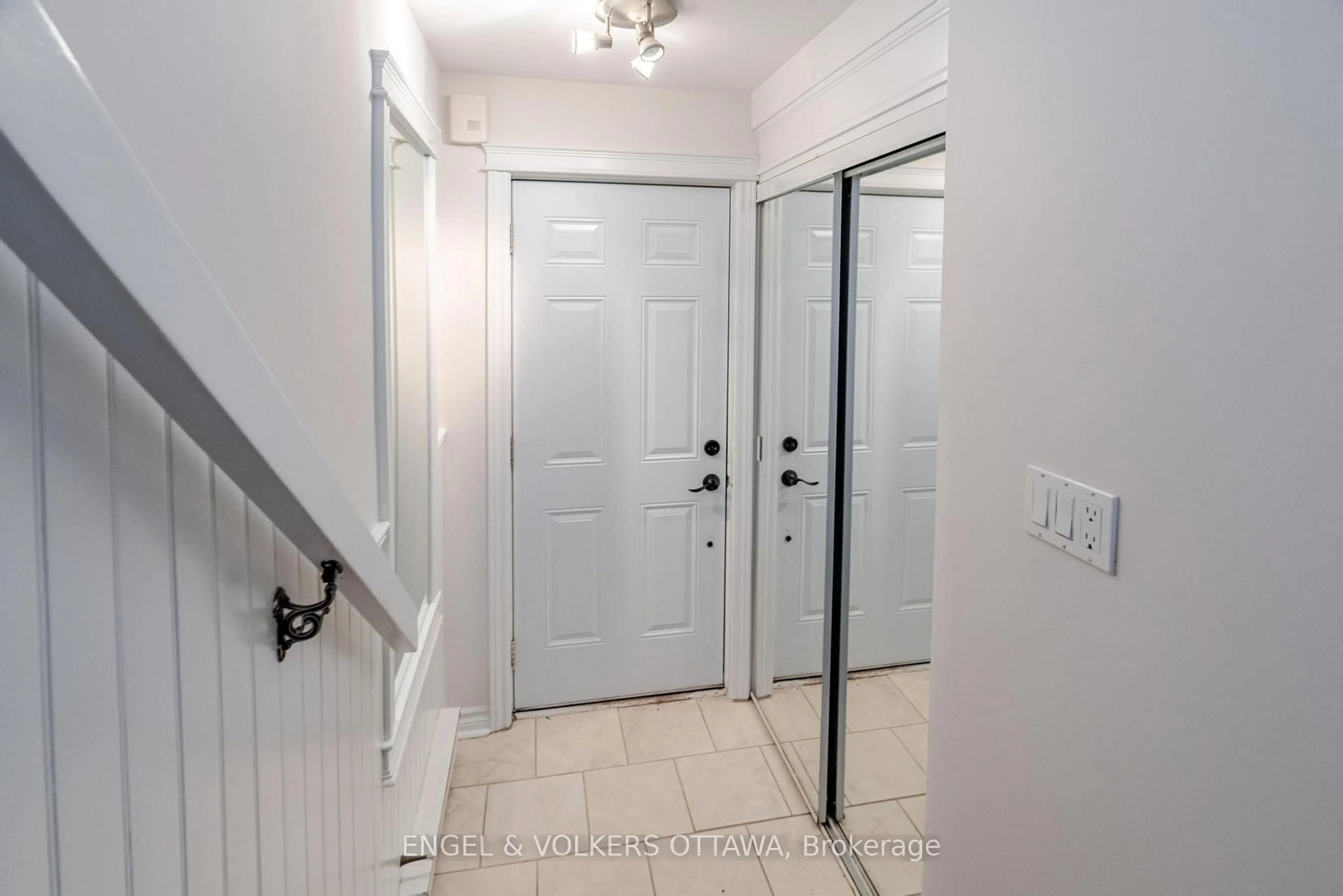 Indoor entryway for 2 Montcalm St #24, Ottawa Ontario K1S 5K9
