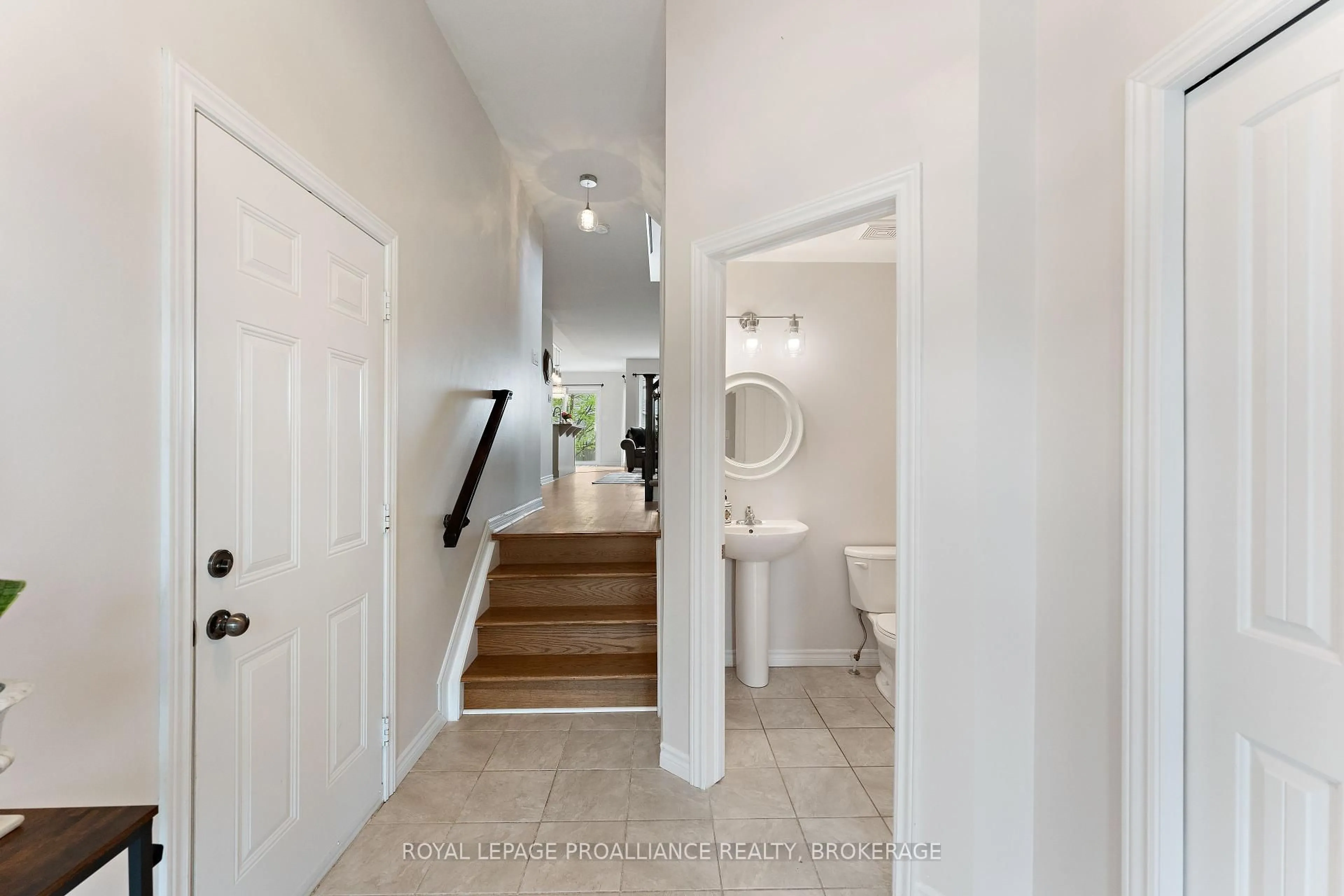 Indoor entryway for 1569 Davenport Cres, Kingston Ontario K7P 0K7