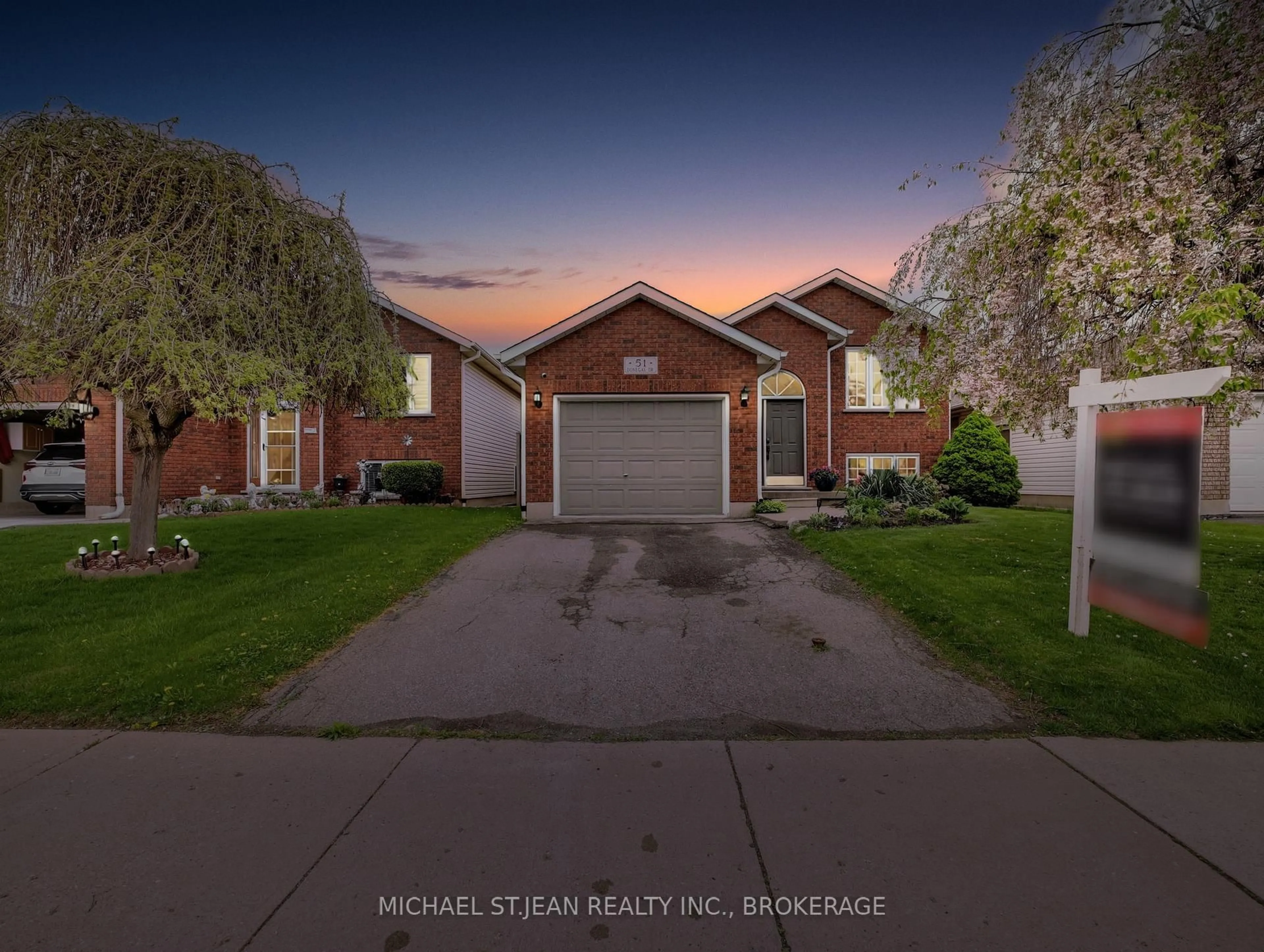A pic from outside/outdoor area/front of a property/back of a property/a pic from drone, street for 51 Donegal Dr, Brantford Ontario N3T 6L2