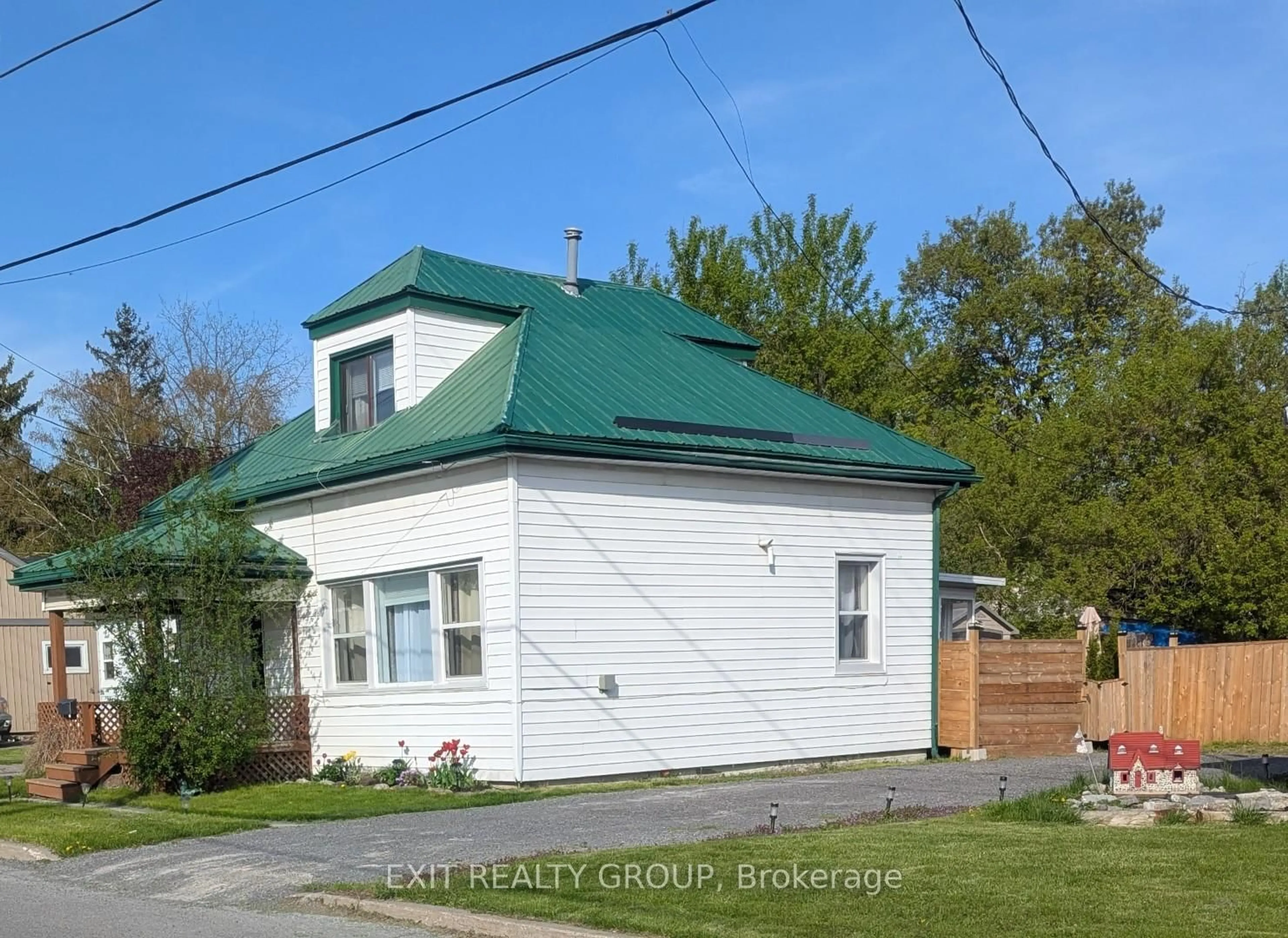 A pic from outside/outdoor area/front of a property/back of a property/a pic from drone, building for 17 Meyers St, Quinte West Ontario K8V 1W5