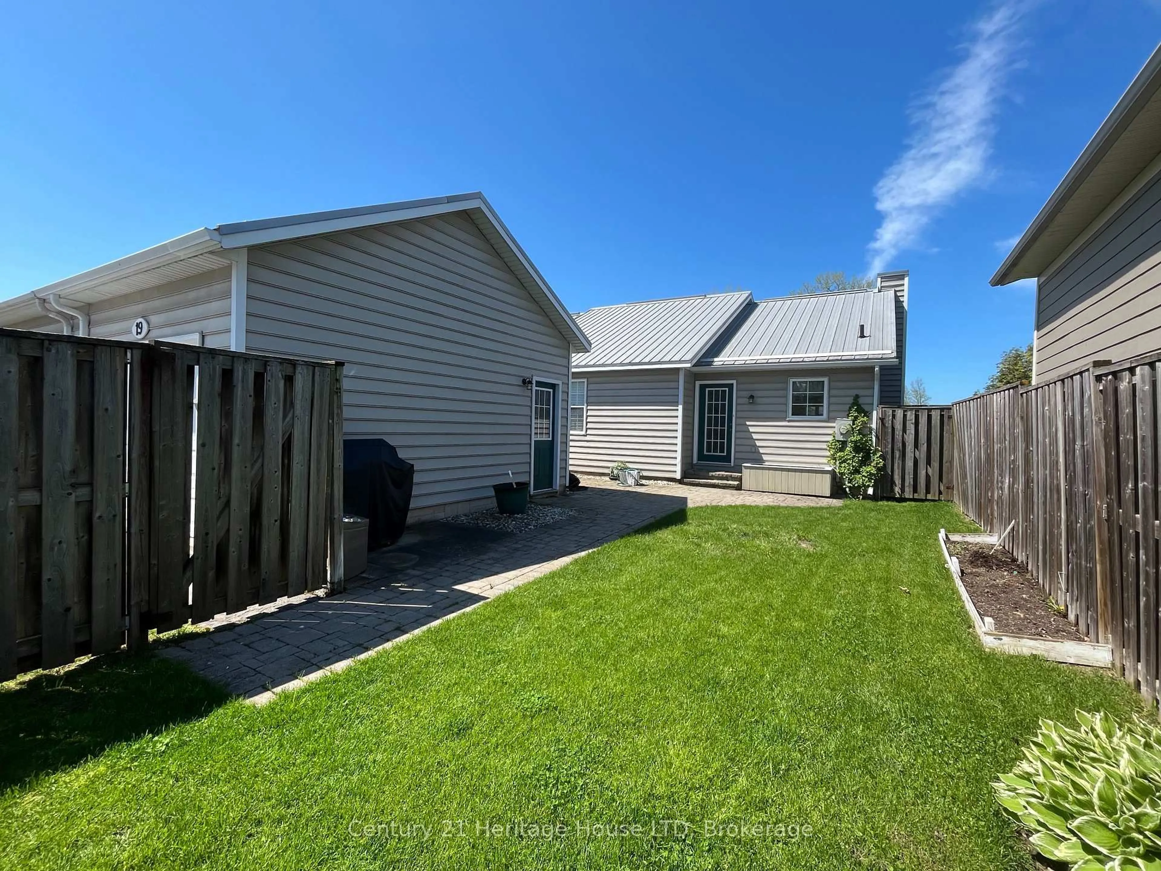 A pic from outside/outdoor area/front of a property/back of a property/a pic from drone, unknown for 19 Bardol Ave, Fort Erie Ontario L2A 6R4