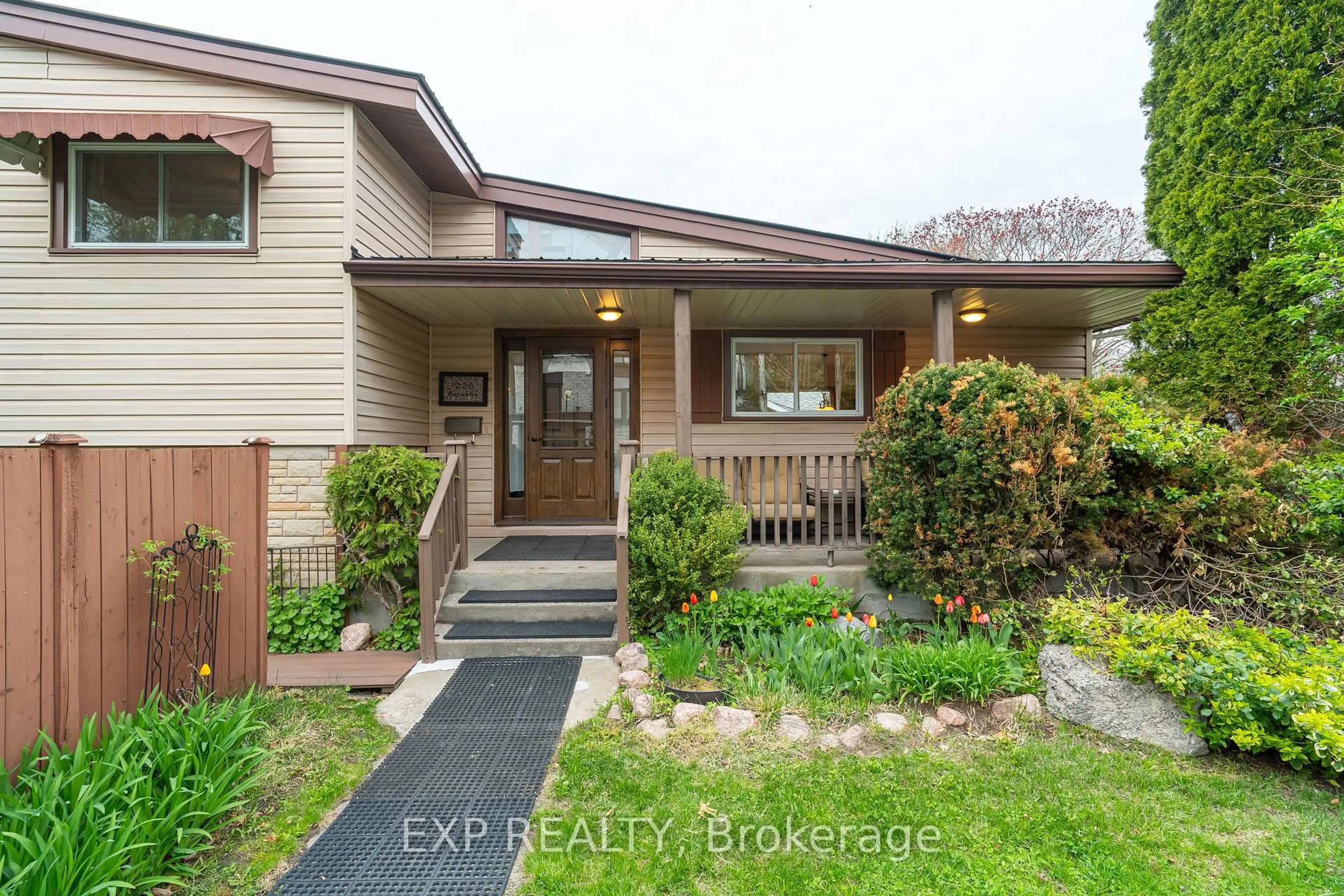 Indoor entryway for 220 Ancaster Ave, Ottawa Ontario K2B 5B3