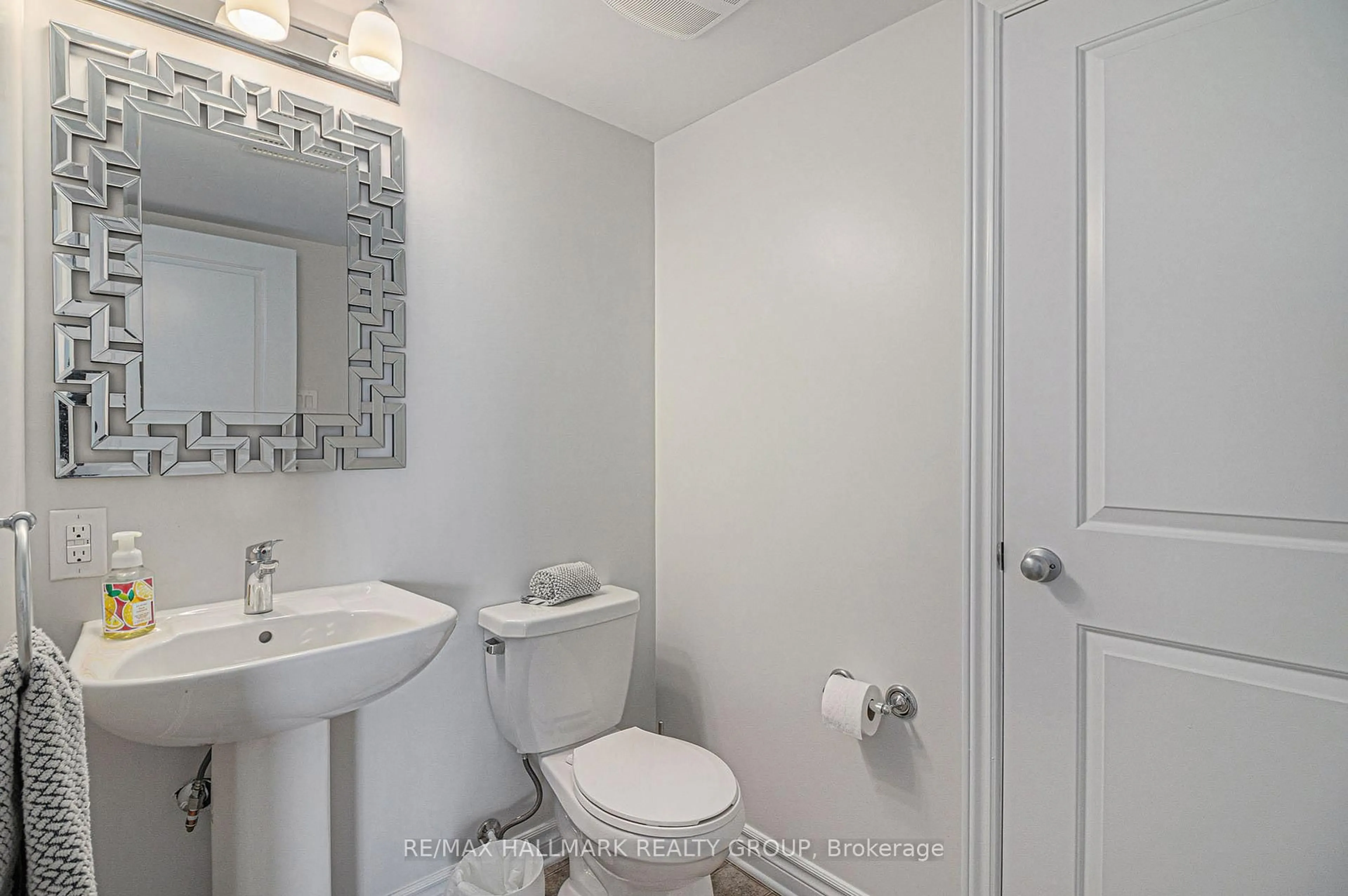 Standard bathroom, ceramic/tile floor for 735 Magnolia St #B, Ottawa Ontario K4A 1B7