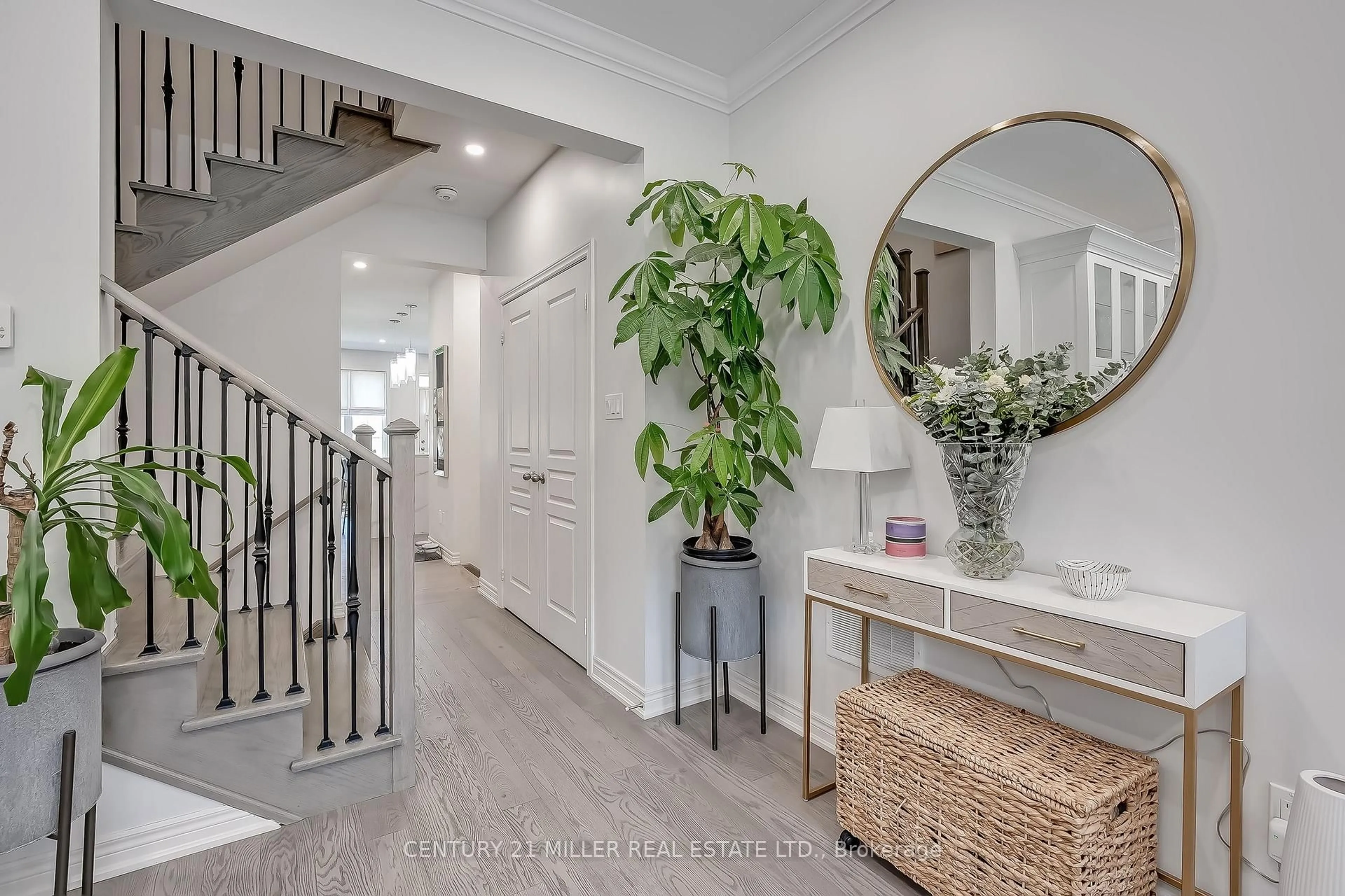 Indoor entryway for 315 Humphrey St, Hamilton Ontario L8B 1X4