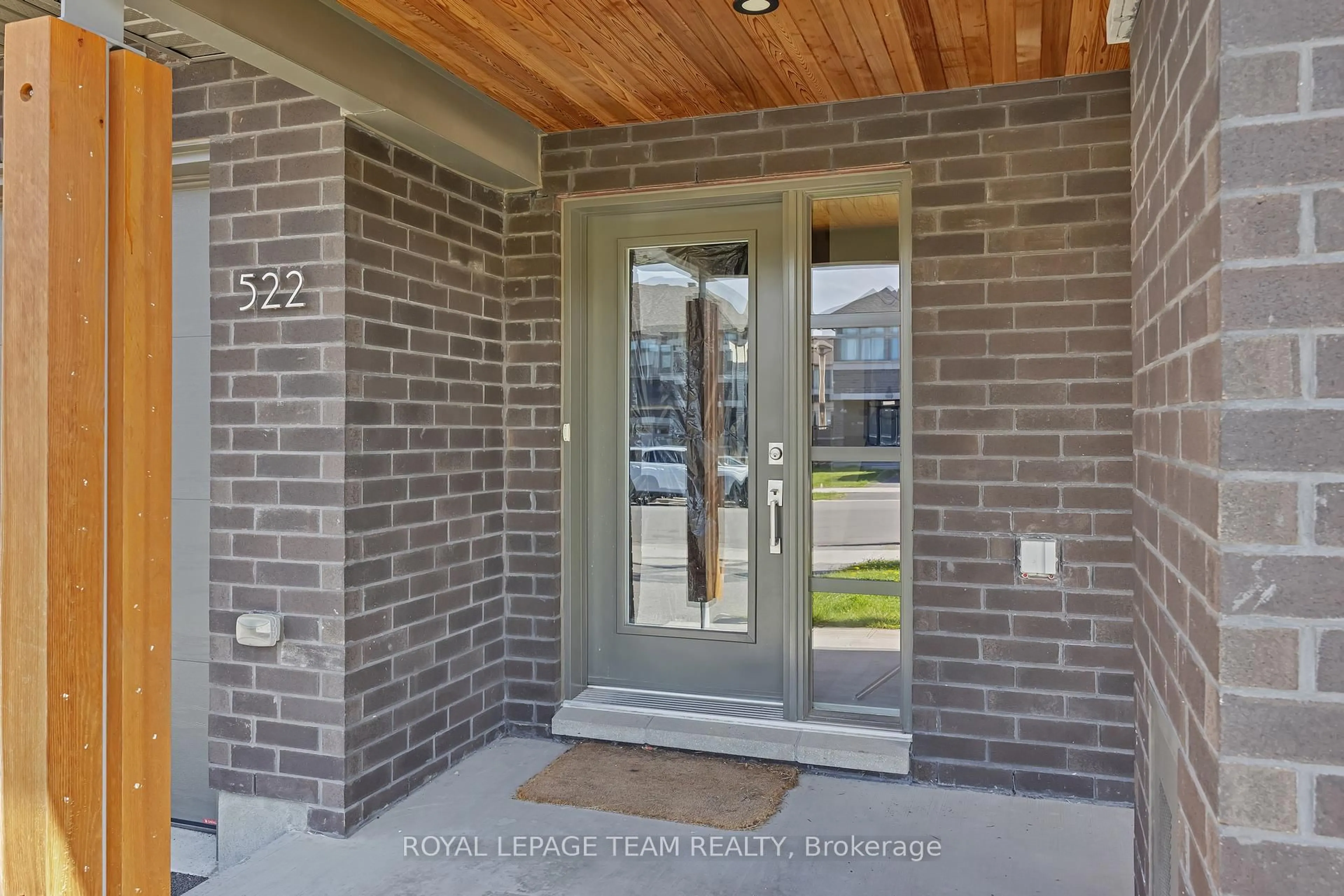 Indoor entryway for 522 Borbridge Ave, Ottawa Ontario K4M 0H9