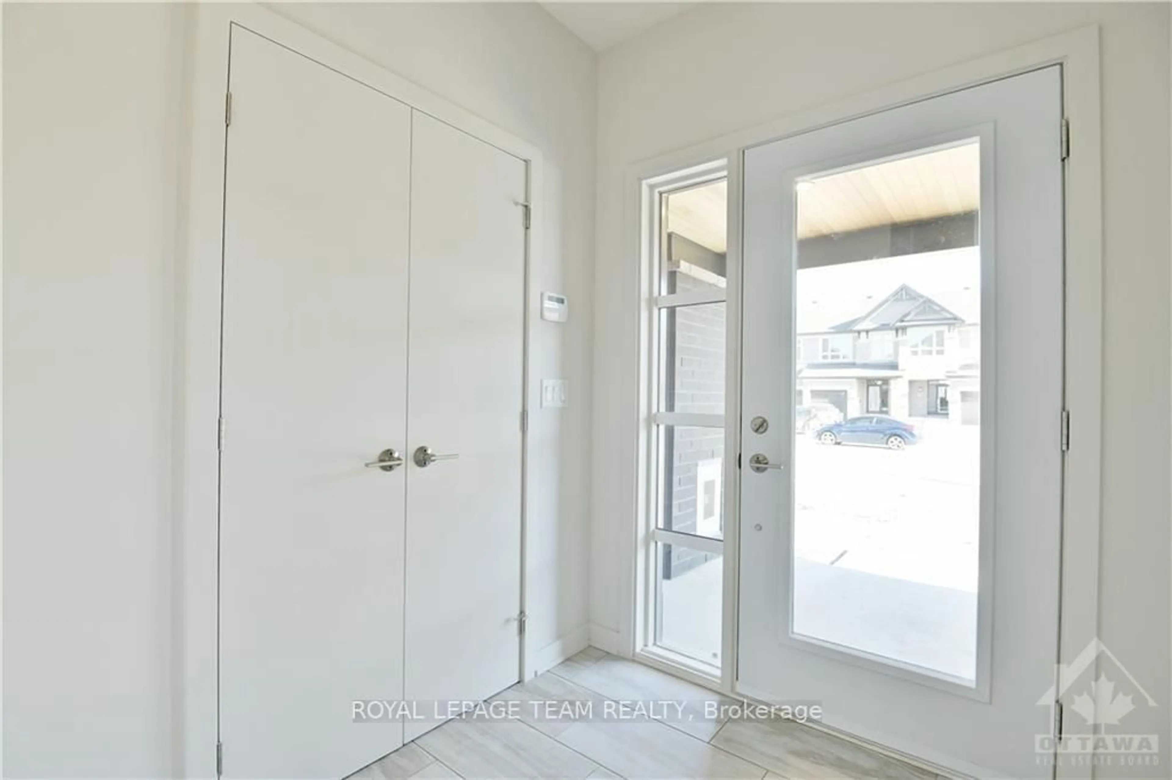 Indoor entryway for 522 Borbridge Ave, Ottawa Ontario K4M 0H9