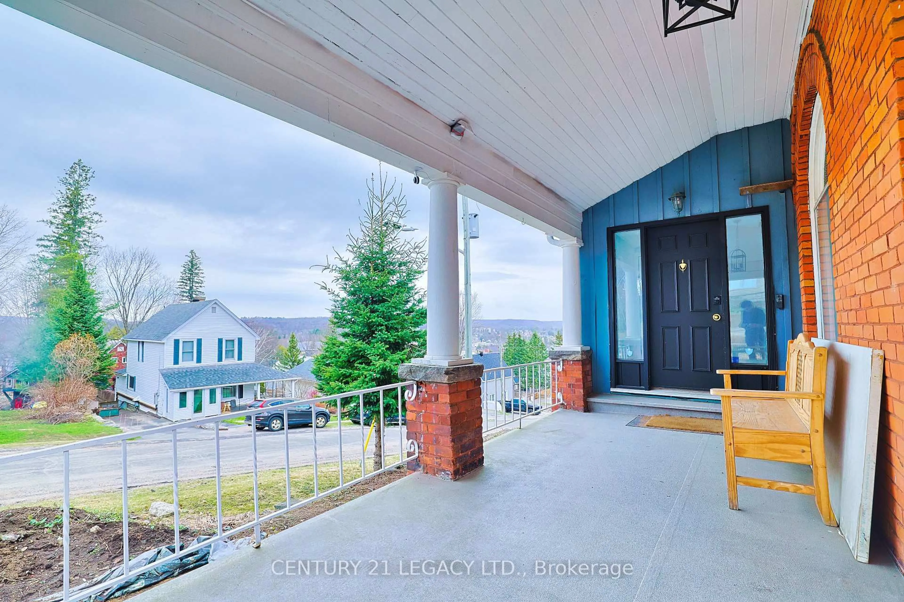 Patio, unknown for 23 Lansdowne St, Huntsville Ontario P1H 1W1