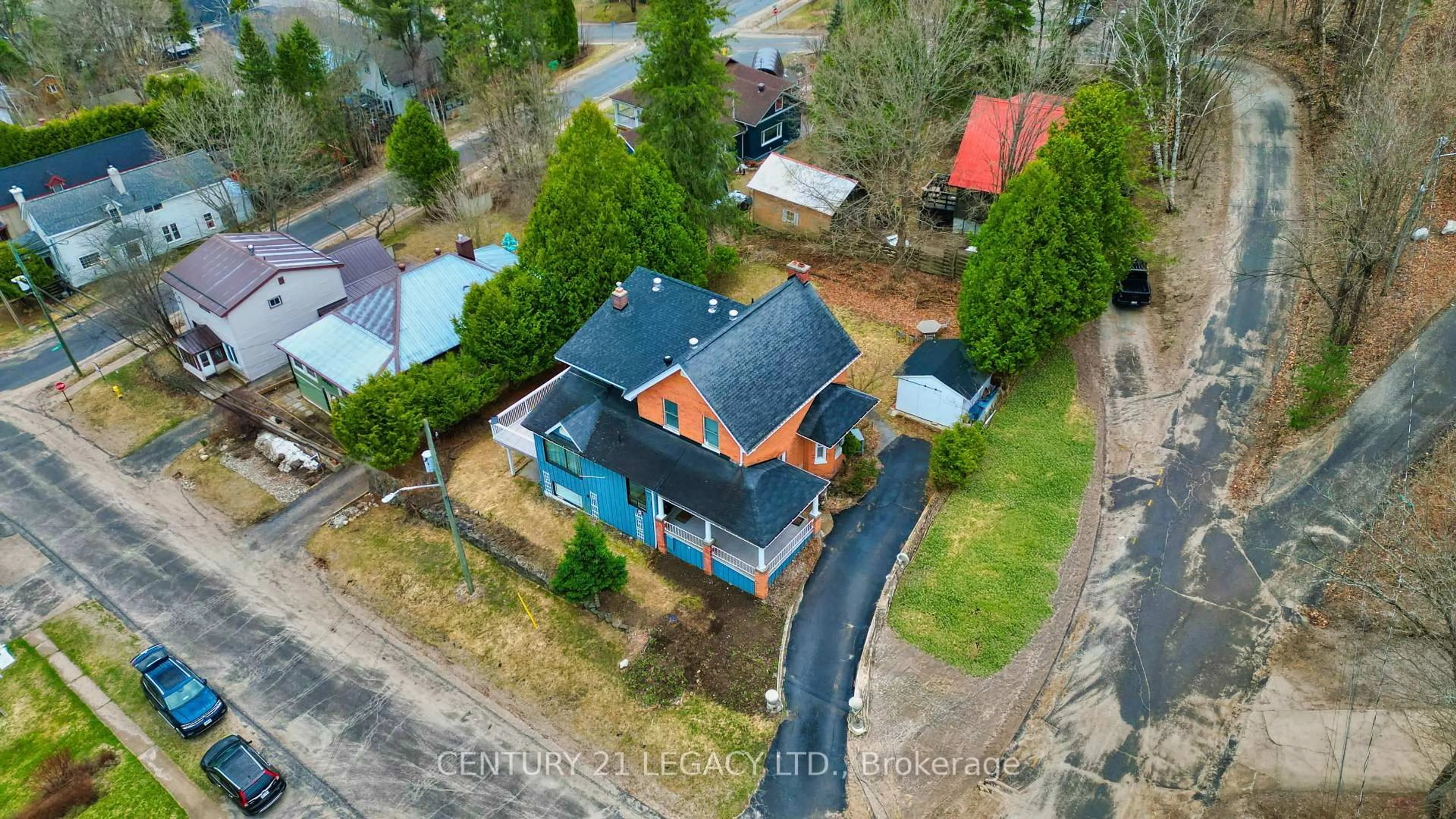 A pic from outside/outdoor area/front of a property/back of a property/a pic from drone, street for 23 Lansdowne St, Huntsville Ontario P1H 1W1