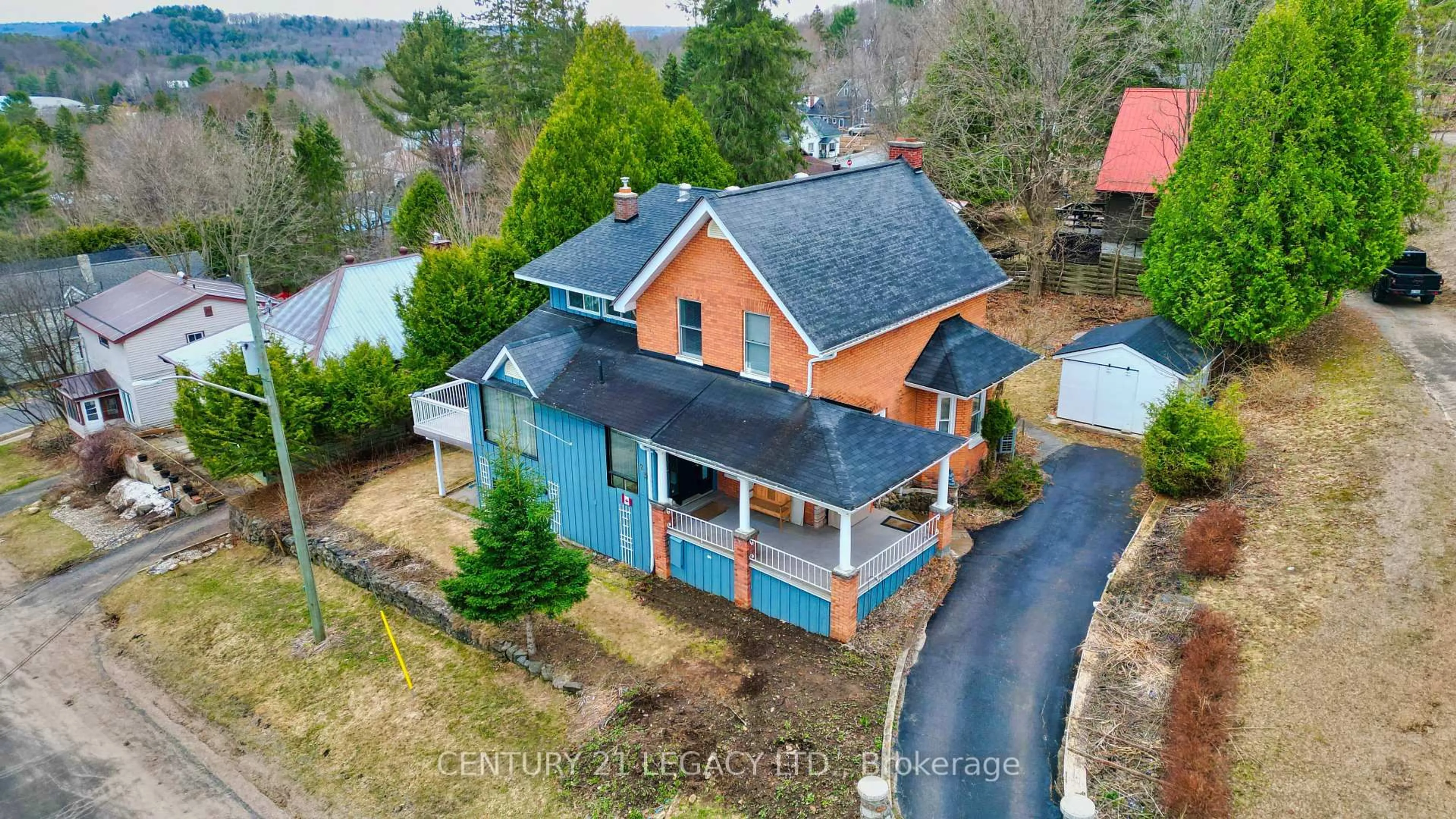 A pic from outside/outdoor area/front of a property/back of a property/a pic from drone, street for 23 Lansdowne St, Huntsville Ontario P1H 1W1