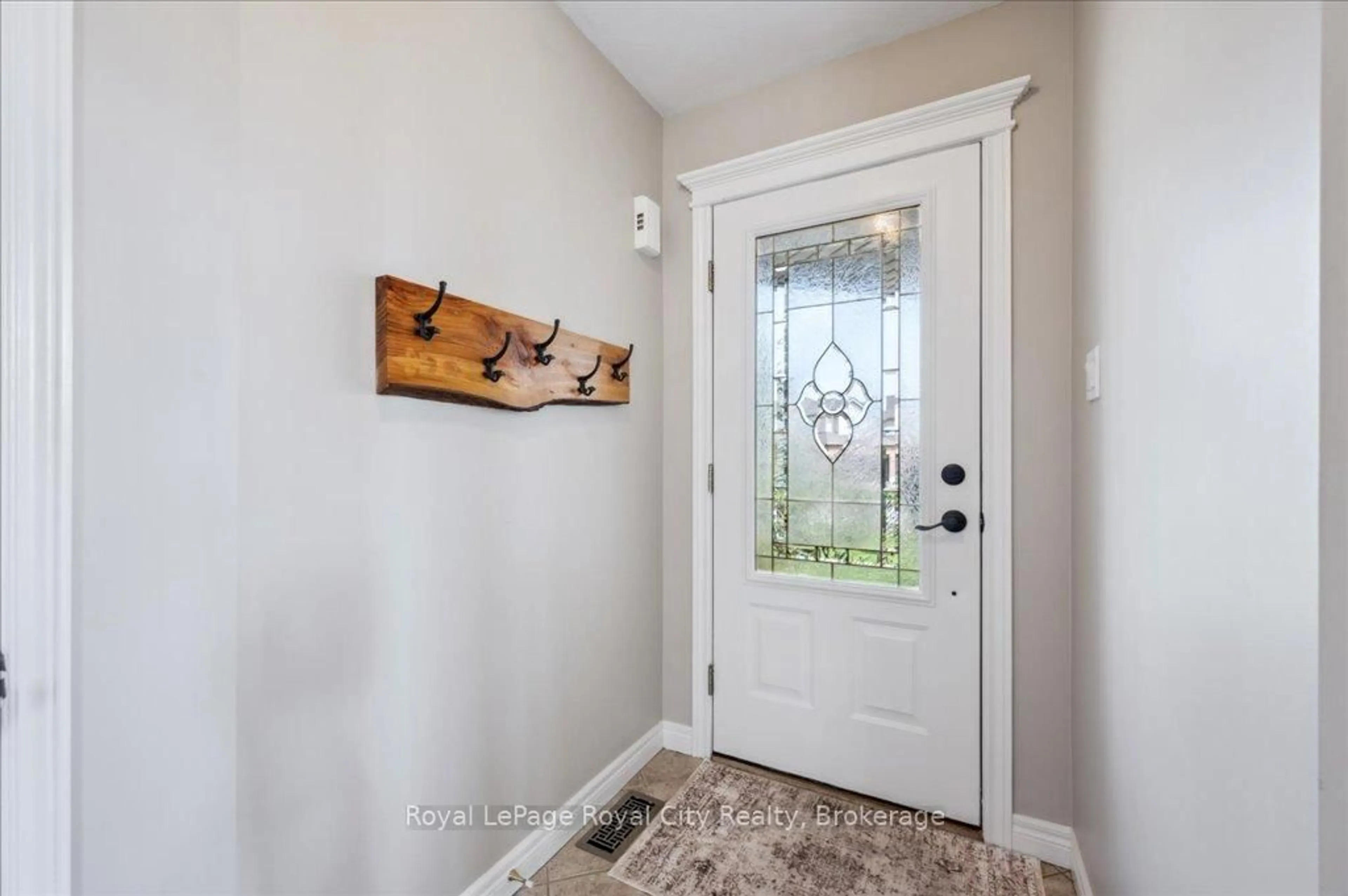 Indoor entryway for 67 Grey Oak Dr, Guelph Ontario N1L 1R2