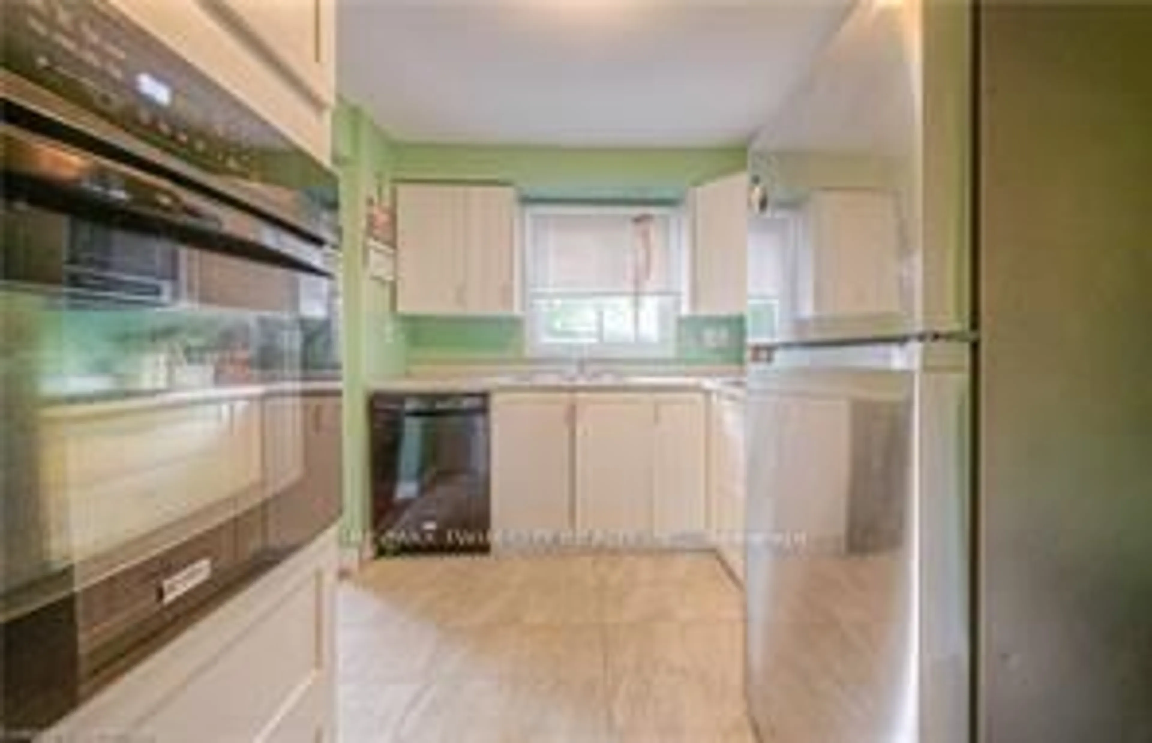 Standard kitchen, ceramic/tile floor for 528 Parkview Cres, Cambridge Ontario N3H 4X7