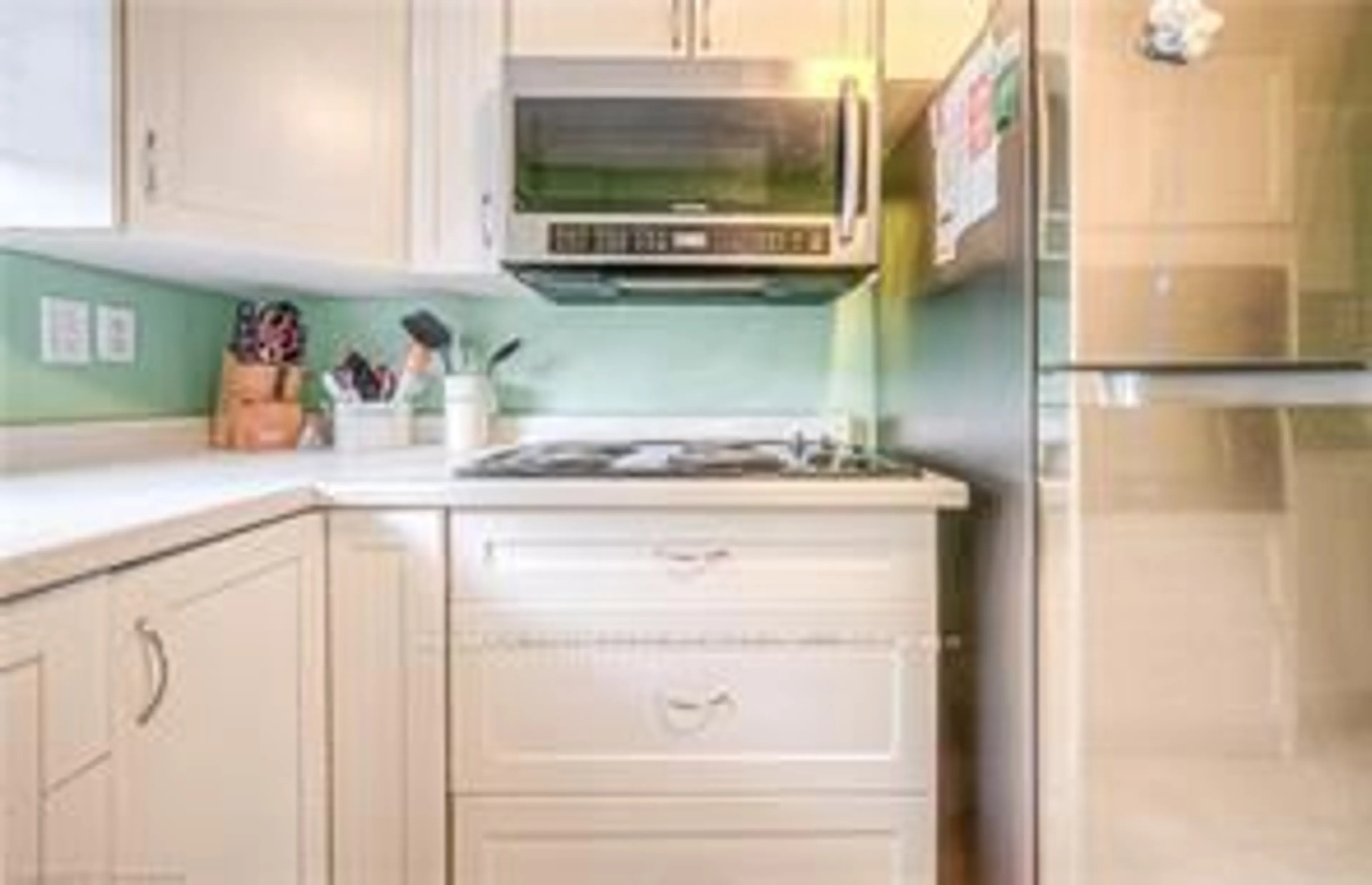 Standard kitchen, ceramic/tile floor for 528 Parkview Cres, Cambridge Ontario N3H 4X7