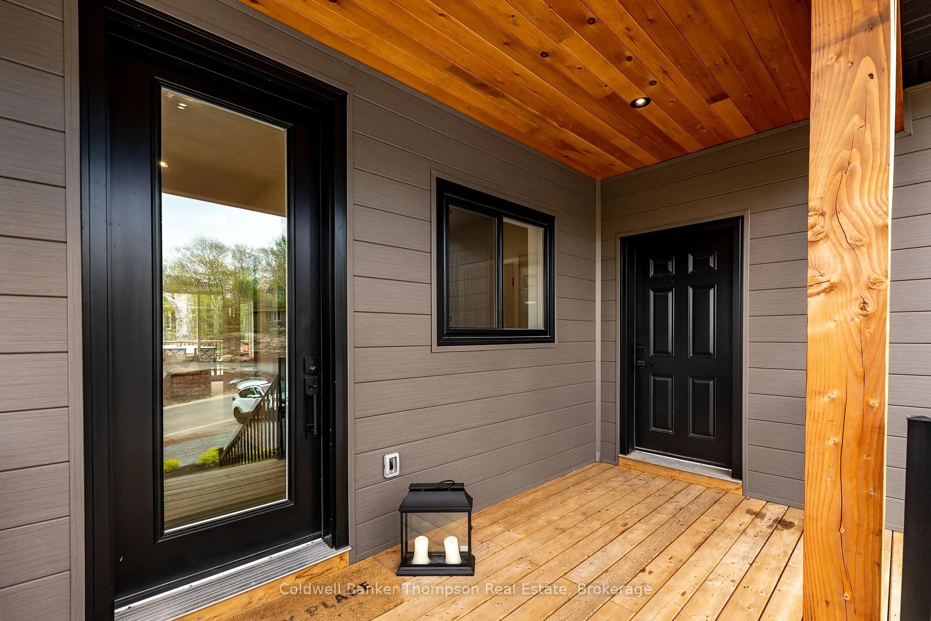 Indoor entryway for 14 Mackenzie Dr, Huntsville Ontario P1H 0A1