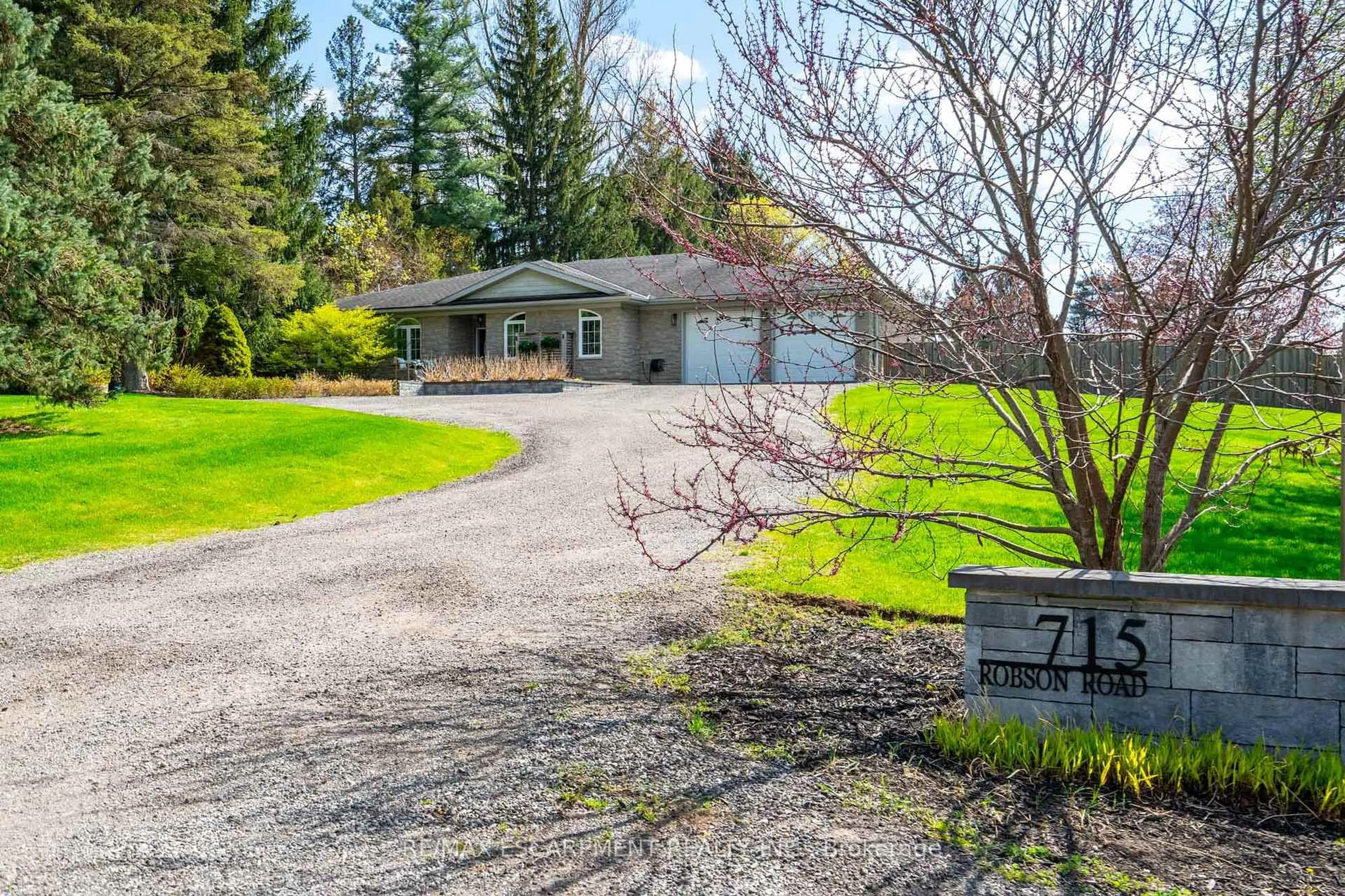 A pic from outside/outdoor area/front of a property/back of a property/a pic from drone, street for 715 Robson Rd, Hamilton Ontario L8B 1H2