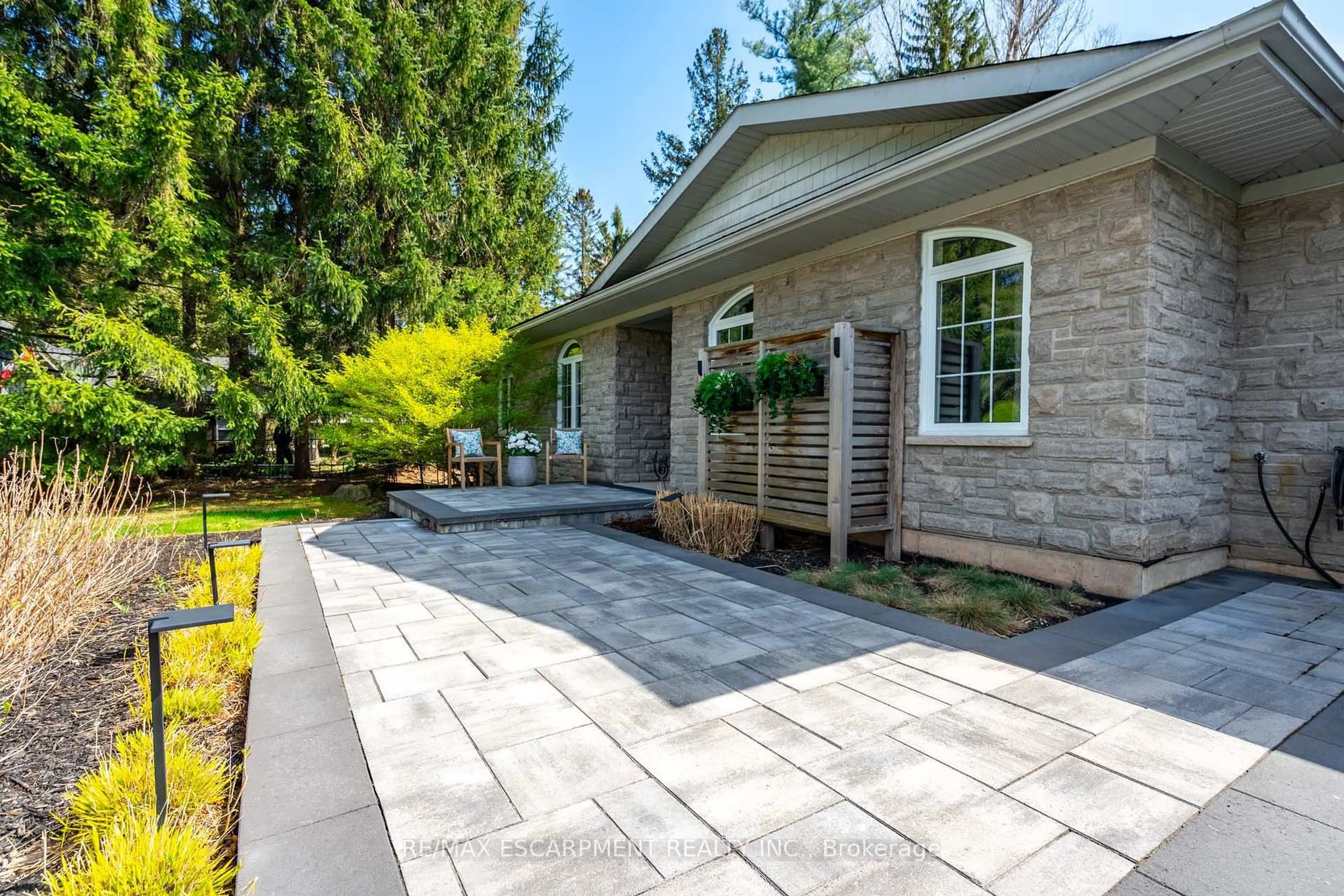 Patio, street for 715 Robson Rd, Hamilton Ontario L8B 1H2